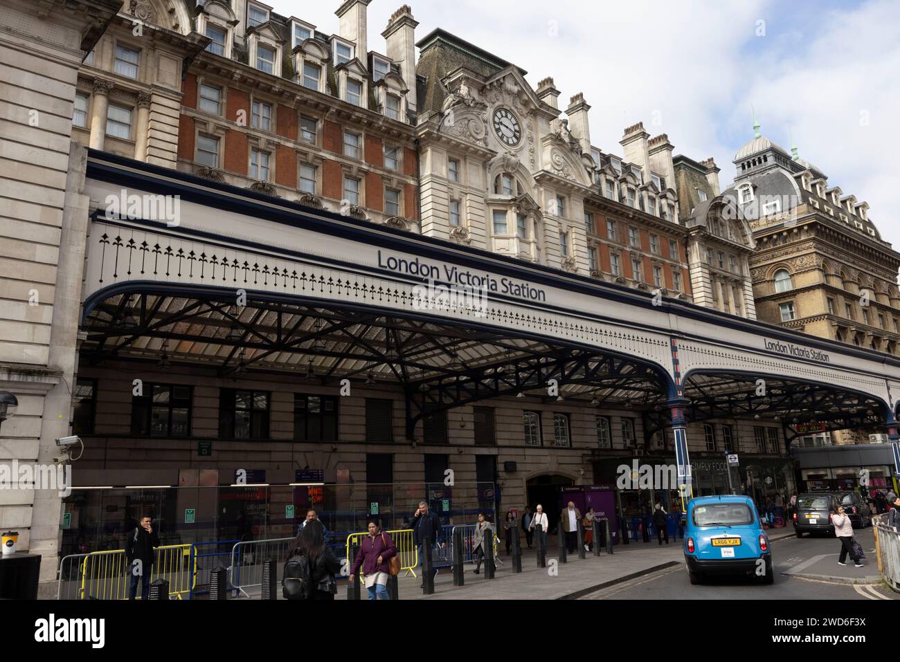 Elegantes Äußere des Victoria Railway Station im Zentrum von London. Die Bushaltestelle befindet sich im Vordergrund. Stockfoto