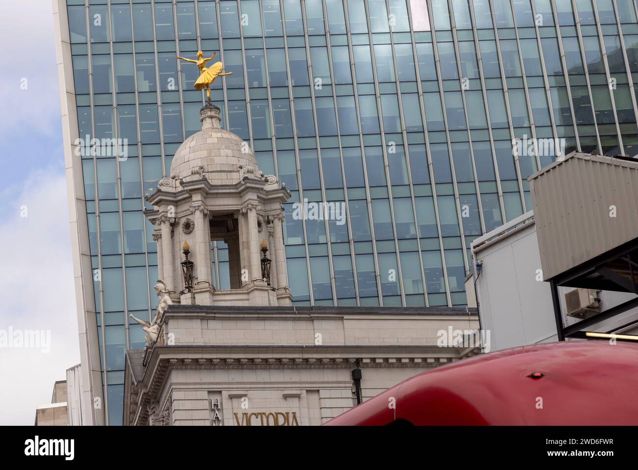 Das Victoria Palace Theatre in London, auf dem eine Statue der Ballerina Anna Pavlova steht. Stockfoto