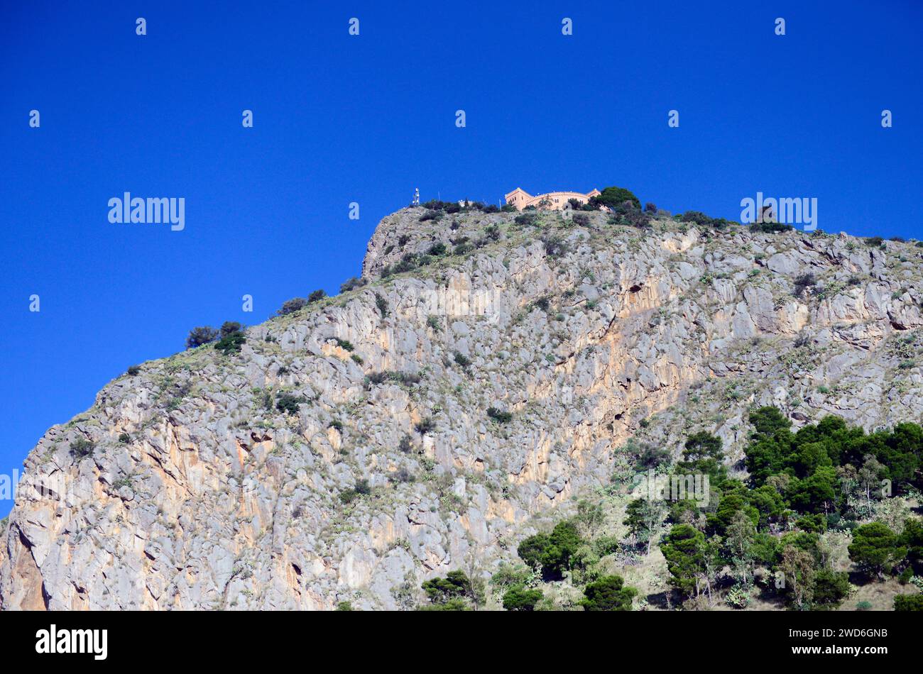Blick auf den Pellegrino und das Castello Utveggio in Palermo, Italien. Stockfoto