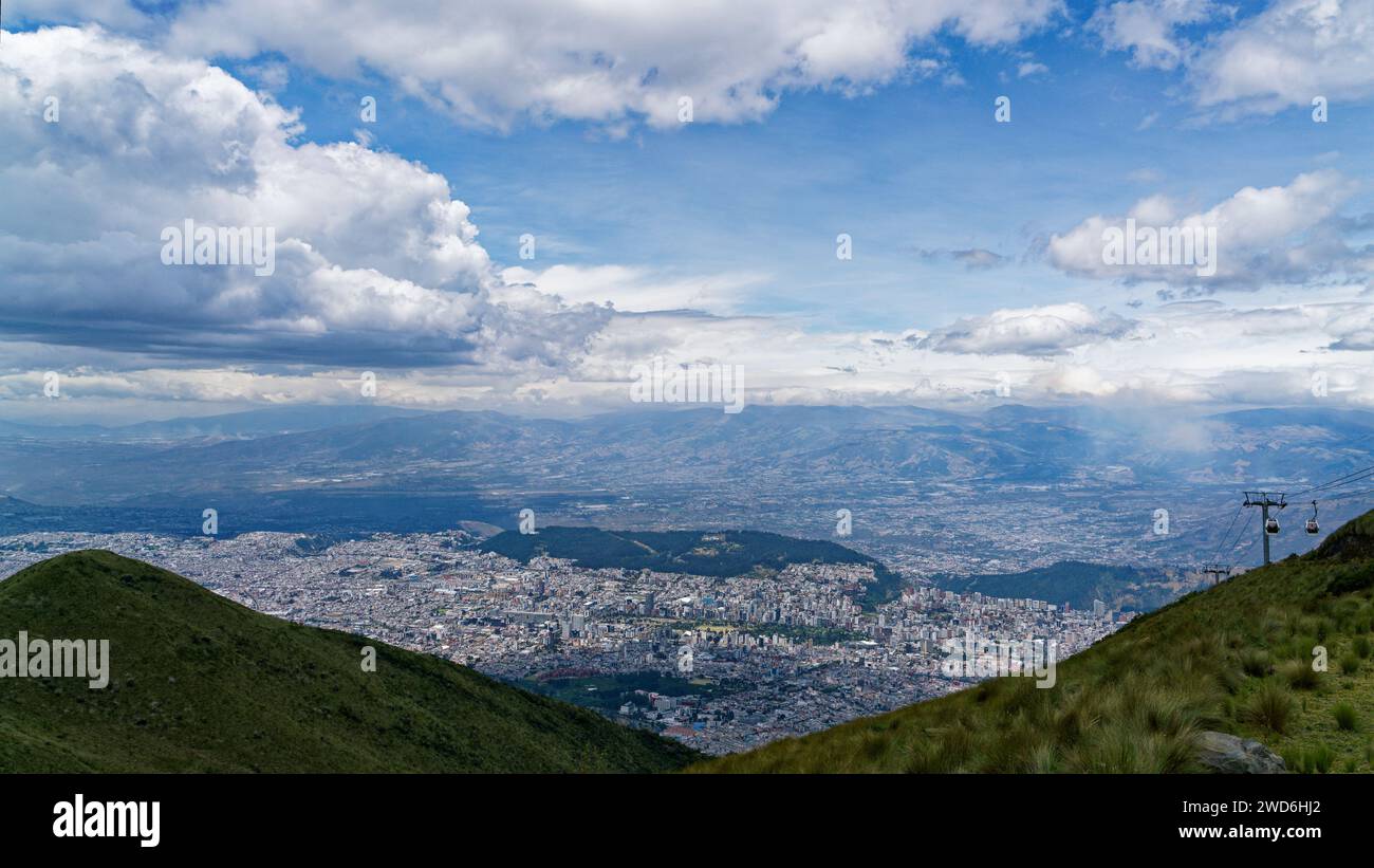 Quito / Ecuador - 14. September 2023: Die Seilbahn von Quito mit der TelefériQo fahren Touristen und Einheimische auf die Ausläufer des Vulkans Pichincha Stockfoto