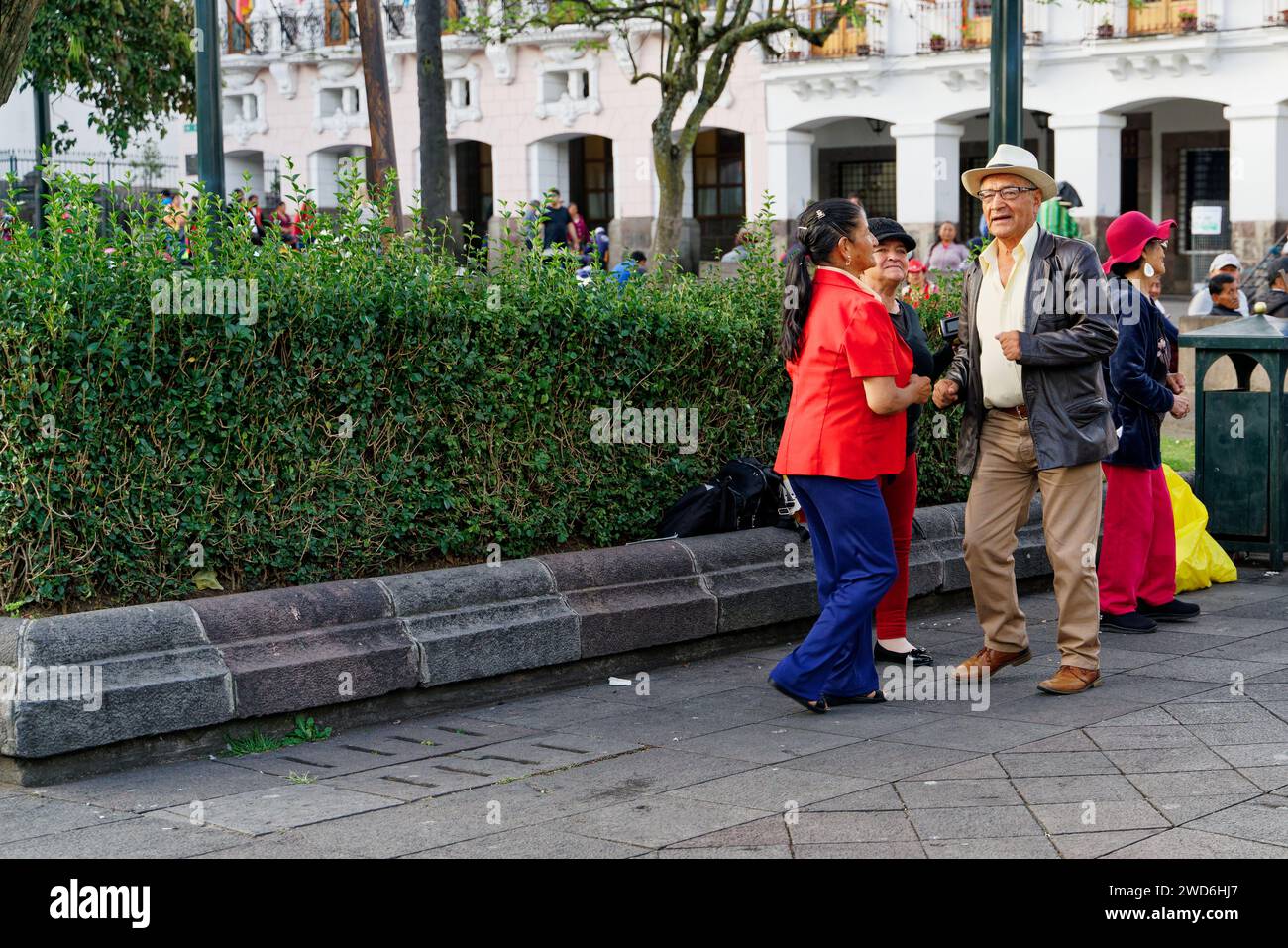 Quito / Ecuador - 14. September 2023: Happy Days, ein älteres Paar tanzt auf der Straße. Stockfoto