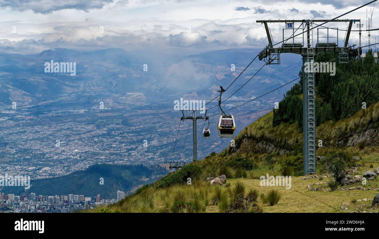 Quito / Ecuador - 14. September 2023: Die Seilbahn von Quito die TelefériQo bringt die Menschen auf die Ausläufer des Vulkans Pichincha, um einen Panoramablick zu genießen Stockfoto