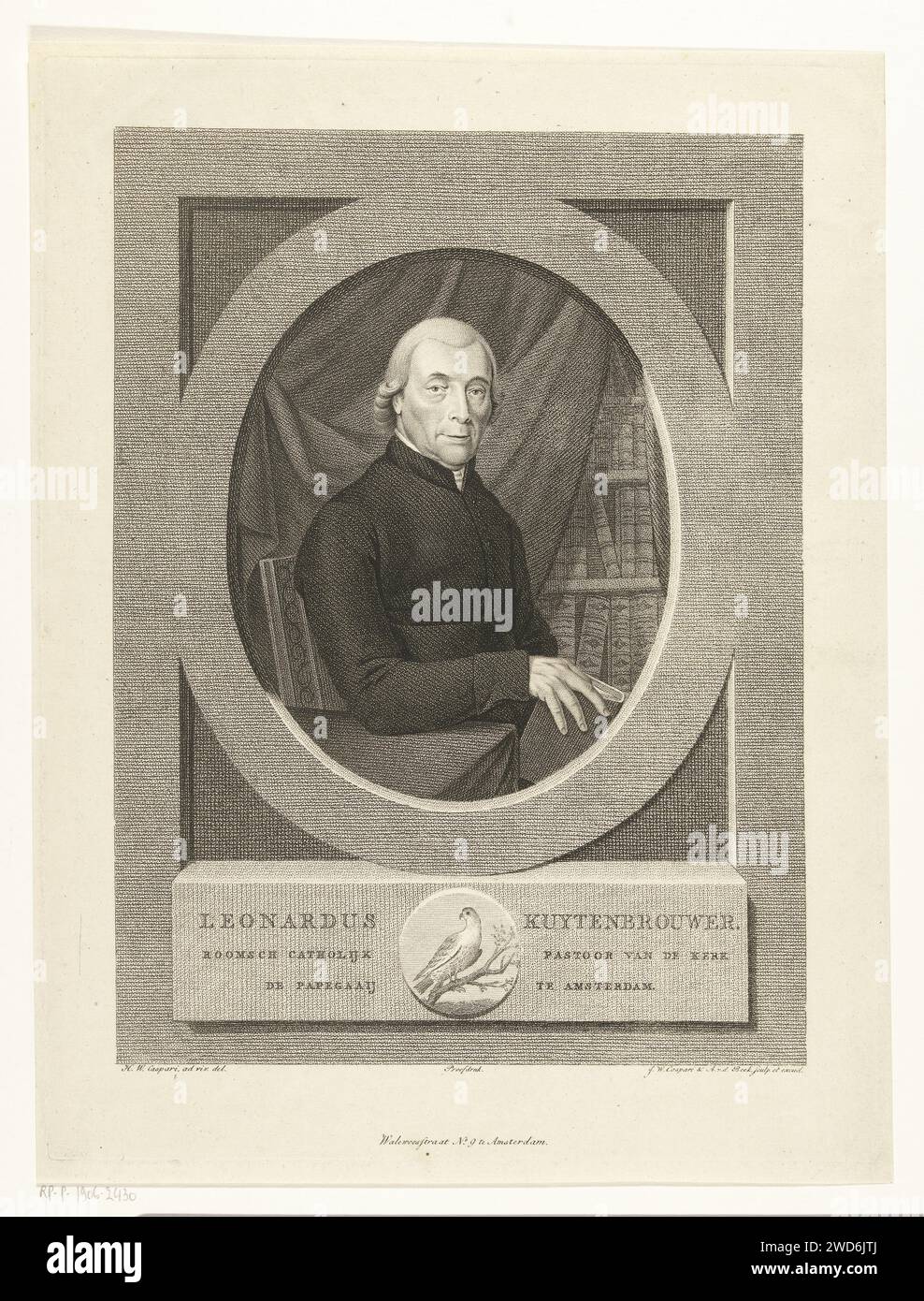 Portret van Leonard Kuytenbrouwer, Jan Willem Caspari, nach Hendrik Willem Caspari, 1789–1822 Druck Porträt in ovaler Liste von Leonardus Kuytenbrouwer, Pfarrer der Petrus- und Paulus-Kirche (de Papegaai) in Amsterdam. Kuytenbrouwer trägt das Gewand des Priesters und sitzt hinter seinem Schreibtisch mit Büste nach rechts. Er hat ein Buch in der rechten Hand. Ein Bücherregal im Hintergrund. Der Druck enthält eine niederländische Beschriftung mit dem Namen der dargestellten Person und eine Kartusche mit dem Bild eines Papageiens. Amsterdamer Papierätzung Stockfoto