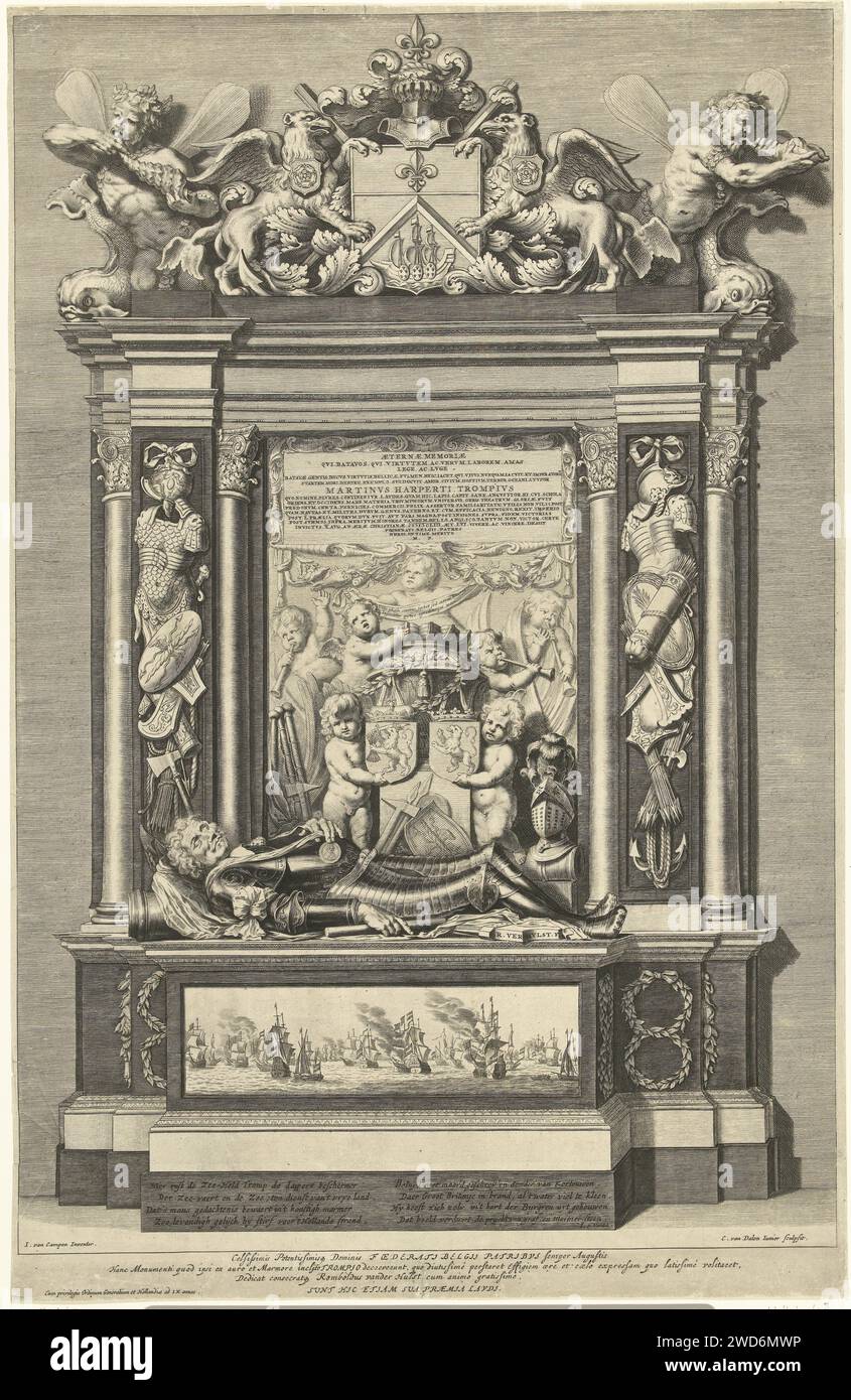 Graftombe von Admiraal Maarten Harpertsz. Tromp in Oude Kerk in Delft, Cornelis van Dalen (II), nach Jacob van Campen, nach Rombout Verhulst, 1656–1664 Druck Graftombe aus Admiraal Maarten Harpertsz. Tromp in Oude Kerk in Delft. Bild des gefallenen Admirals in Hartzeug, der auf dem Grab liegt, mit Seeschlacht bei Terheide auf Friesisch. Vor der Wand Marmorrelief mit Putten mit Wappen und Rüstung flankiert von Säulen und Militaria. Oben auf dem Rahmen, gekrönt mit Waffenschild, gehalten von Greifen und flankiert von Tritonen oder Meermannen. Am Fuße des Praalgraf, ein Vers in acht Zeilen von Joost van de Stockfoto