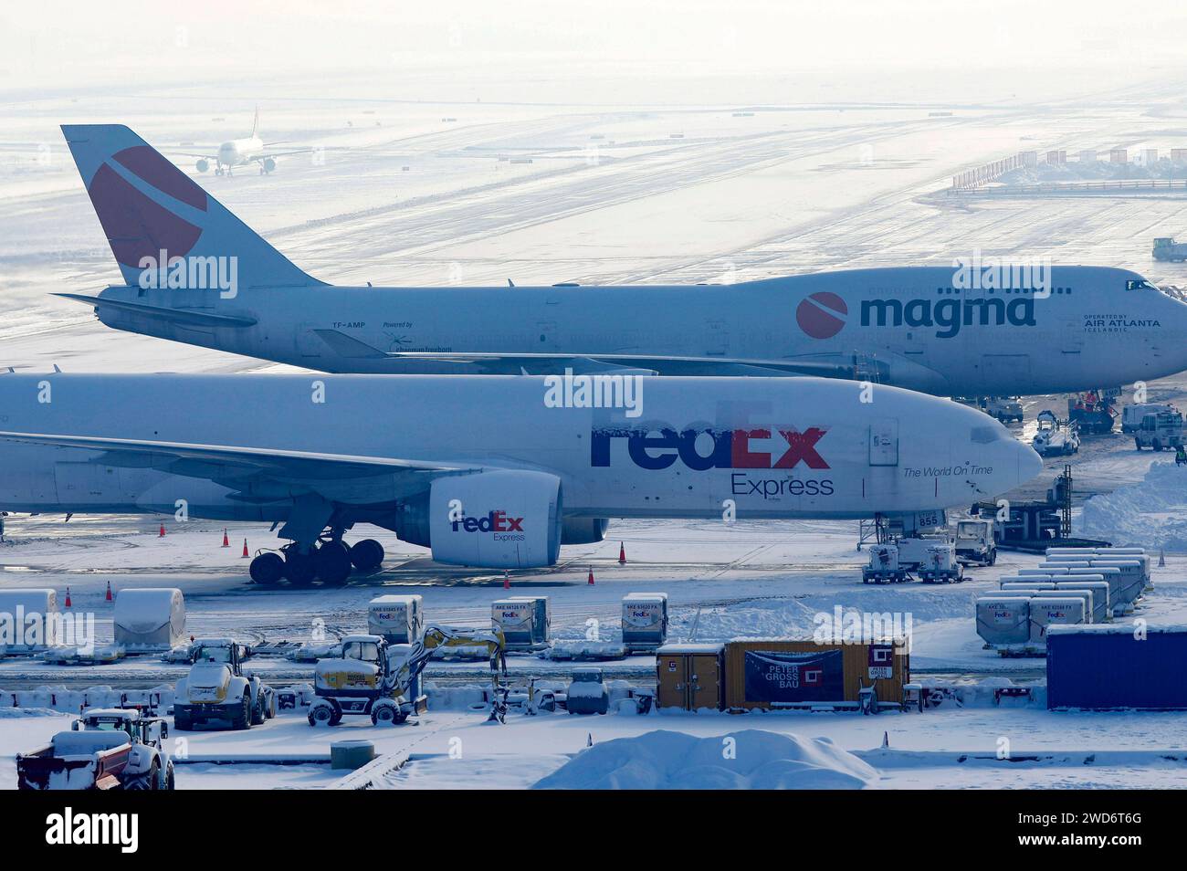 cargomaschinen-fedex-und-magma-nach-starkem-schneefall-in-k-ln-wirkt