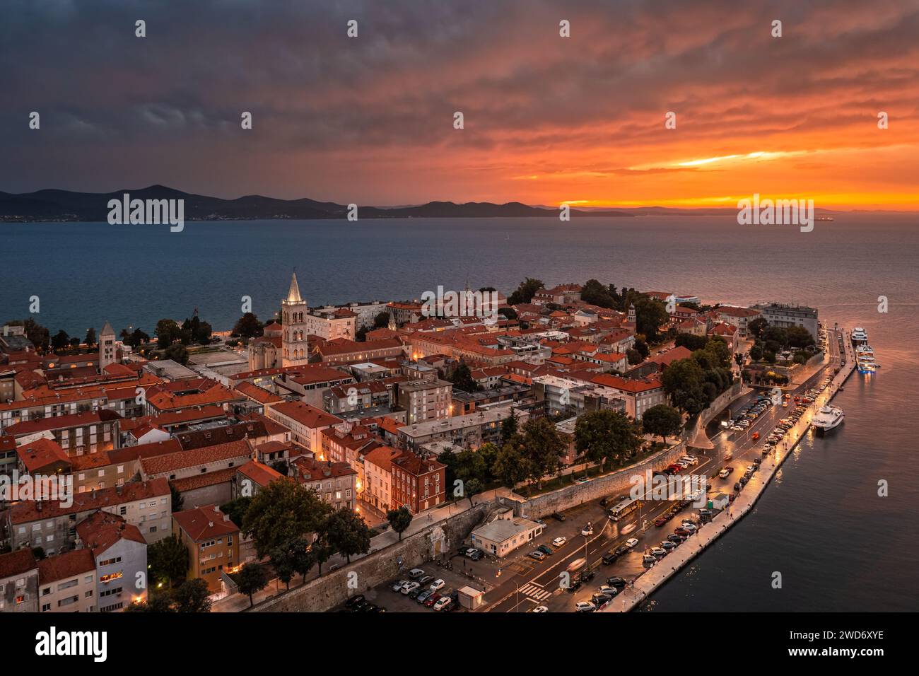 Zadar, Kroatien - Panoramablick auf die Altstadt von Zadar mit der Kathedrale St. Anastasia und ein dramatischer goldener Sommeruntergang im Hintergrund Stockfoto