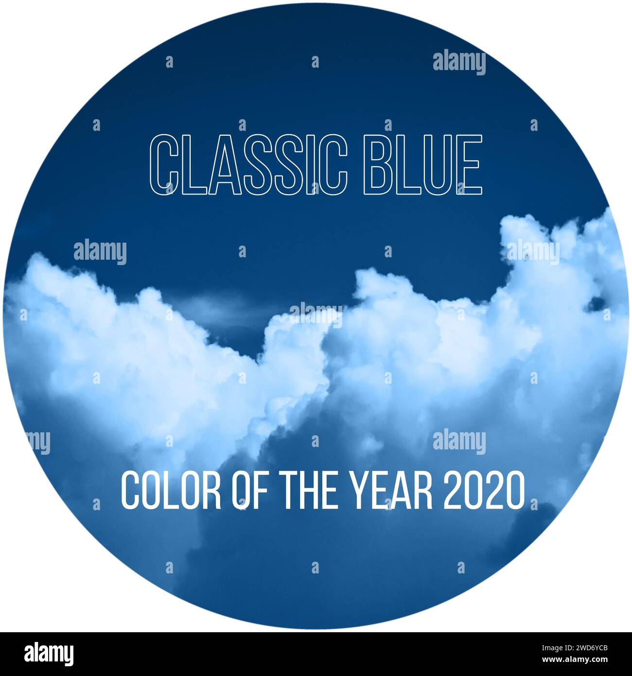 Klassisches Blau des Jahres 2020. Hauptfarbtrend. Runde mit Text auf einem Hintergrund aus Himmel und Wolken Stockfoto