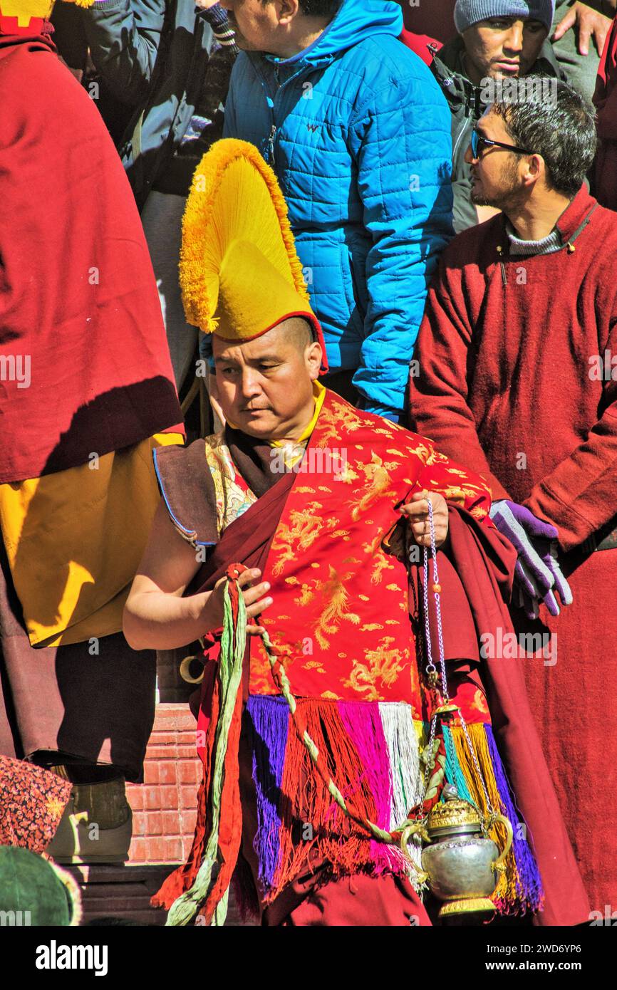 Buddhistischer Lama mit Gebetsplatte, Gustor Festival, Pethup Gompa, Spituk Kloster, Leh, Ladakh, Kaschmir, Indien, Asien Stockfoto