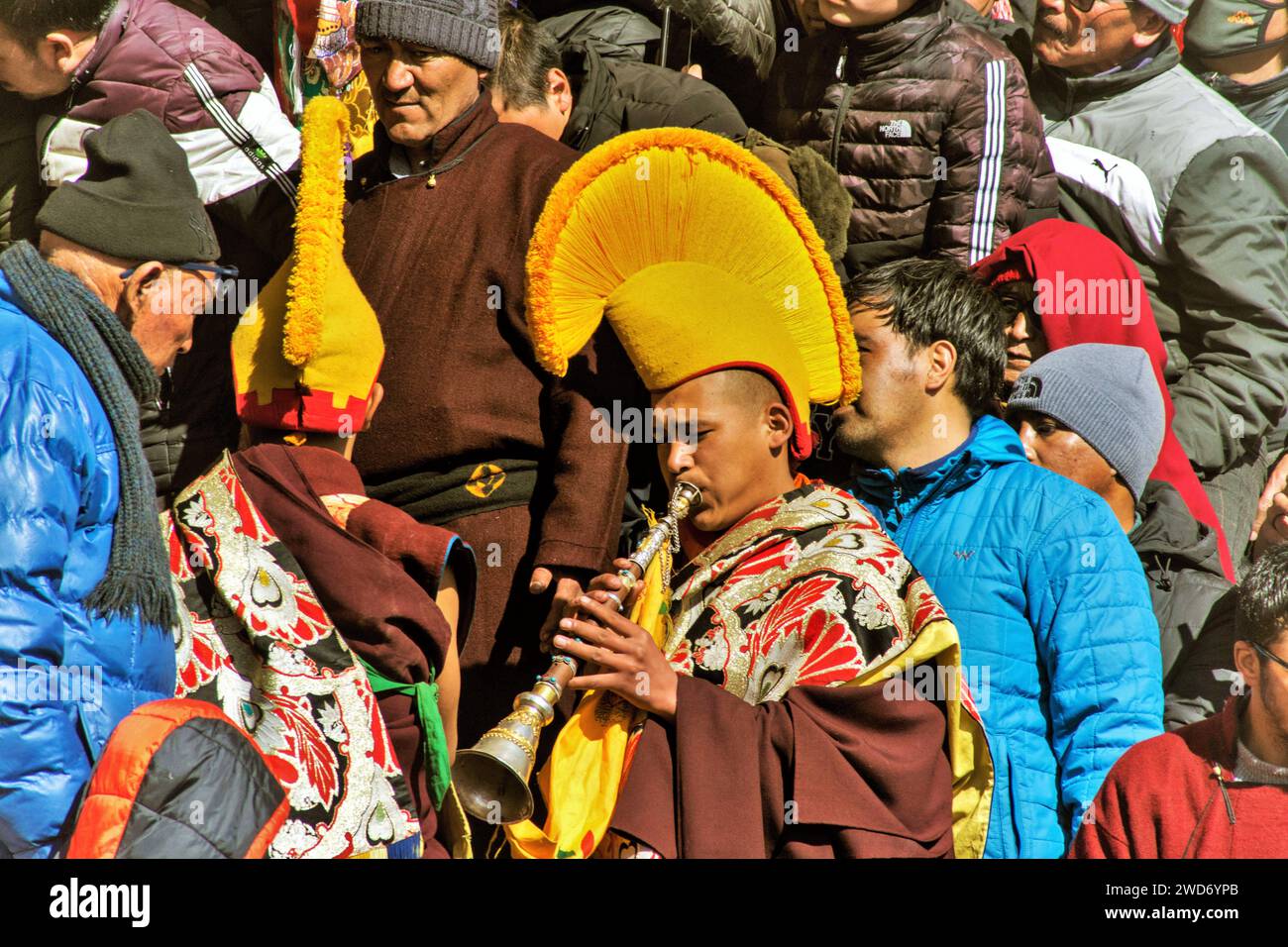 Buddhistischer Lama, der Trompete spielt, Musikinstrument Gyaling, Gustor Festival, Pethup Gompa, Spituk Kloster, Leh, Ladakh, Kaschmir, Indien, Asien Stockfoto