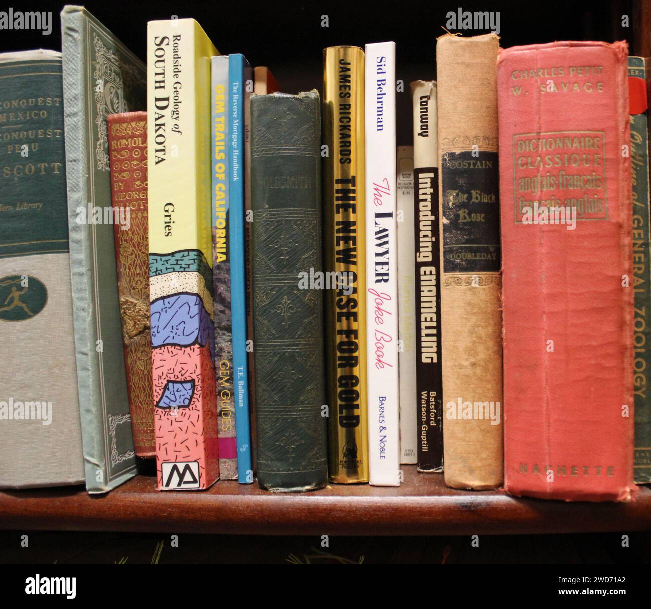 Eine Nahaufnahme eines Stapels Bücher auf einem Regal Stockfoto