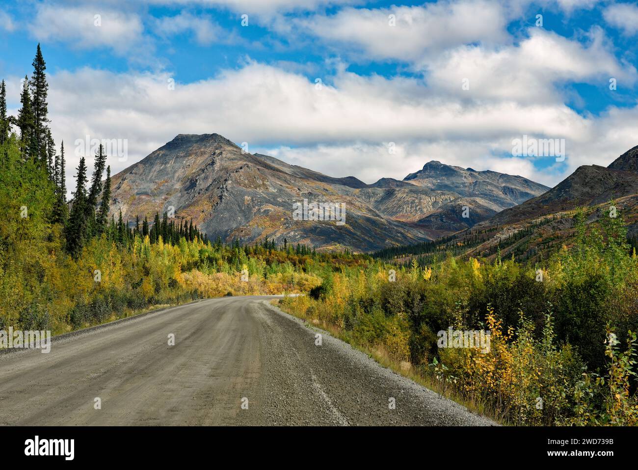 Die Tombstone Mountain Range und der Dempster Highway im Yukon Territory, Kanada Stockfoto