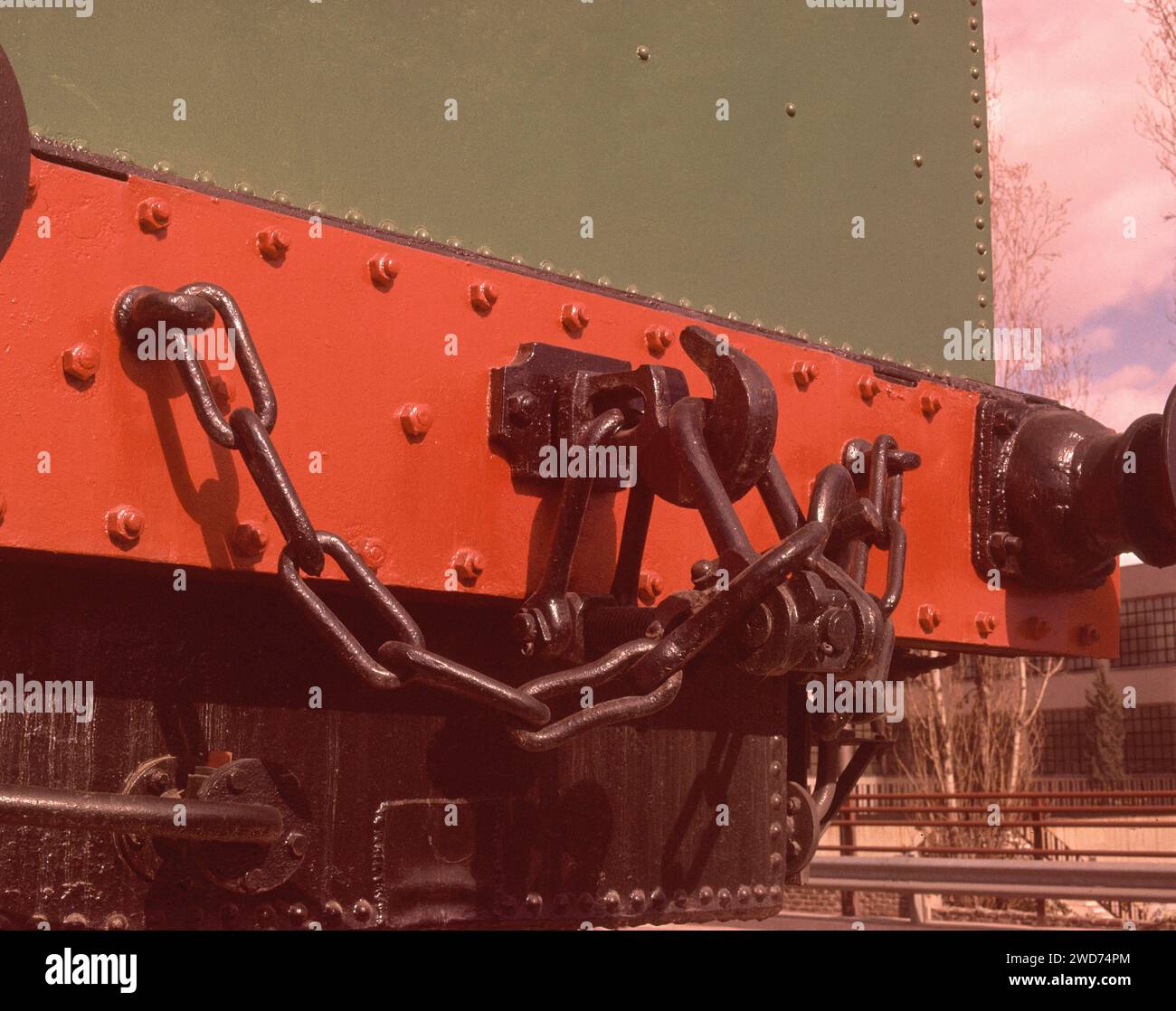 MONUMENTO A LA LOCOMOTORA DE TRACCION A VAPOR 1848-DET GANCHO Y CADENAS. ORT: ESTACION DE CHAMARTIN. MADRID. SPANIEN. Stockfoto