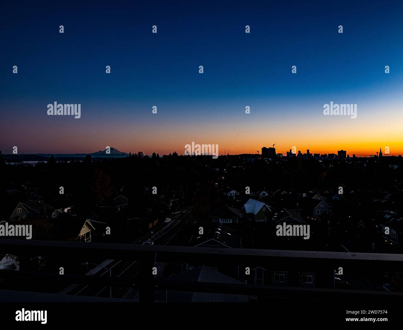 Downtown Seattle und Mount Rainier bei Sonnenuntergang Stockfoto