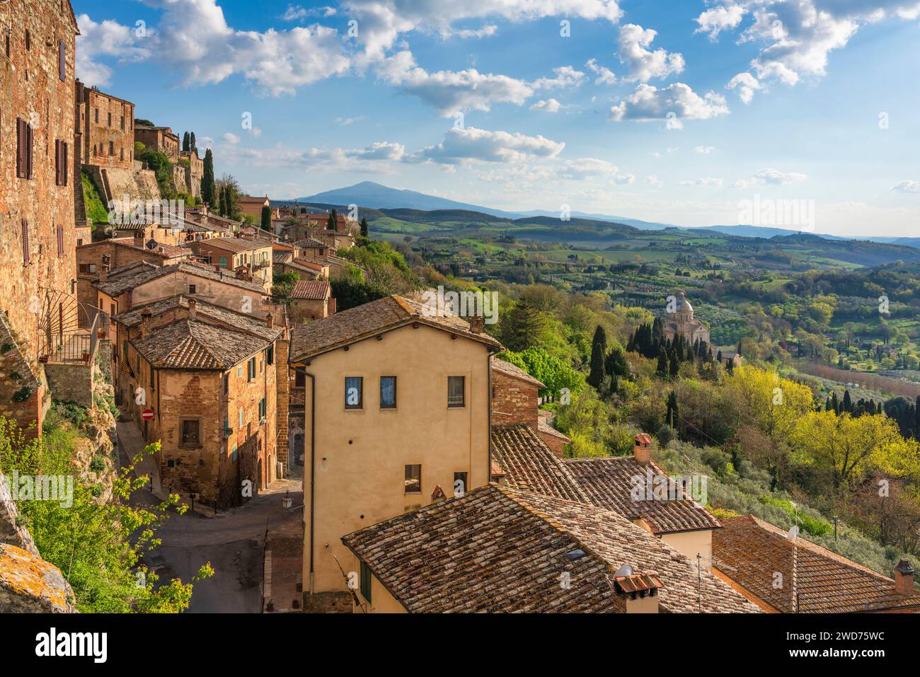 Panoramablick auf das italienische mittelalterliche Dorf Montepulciano und die Kirche San Biagio im Hintergrund. Siena, Toskana, Italien, Europa. Stockfoto