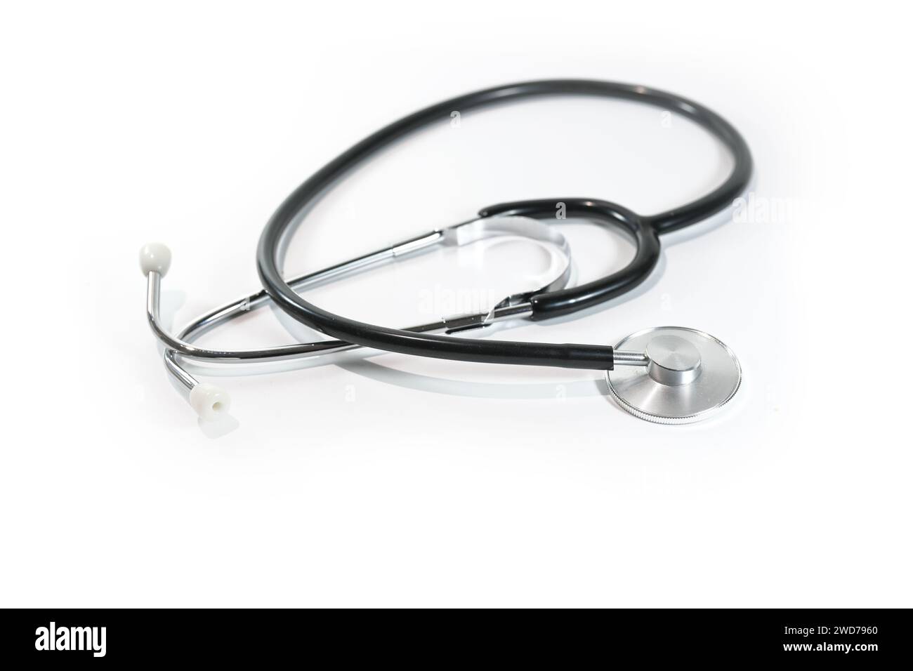 Stethoskop auf weißem Hintergrund, medizinisches Diagnosegerät für Auskultation oder Hören von internen Körpergeräuschen, Gesundheitskonzept, Kopierraum, Stockfoto