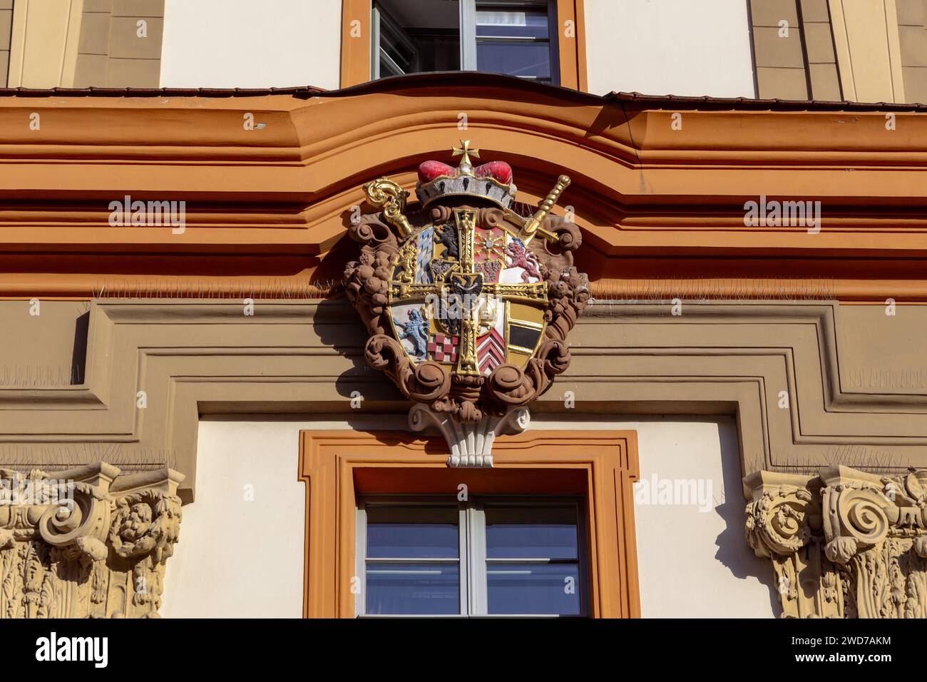 BRESLAU, POLEN - 4. NOVEMBER 2023: Dies ist ein Wappen an der Fassade eines der Häuser der Breslau-Eparchie an der Domstraße. Stockfoto