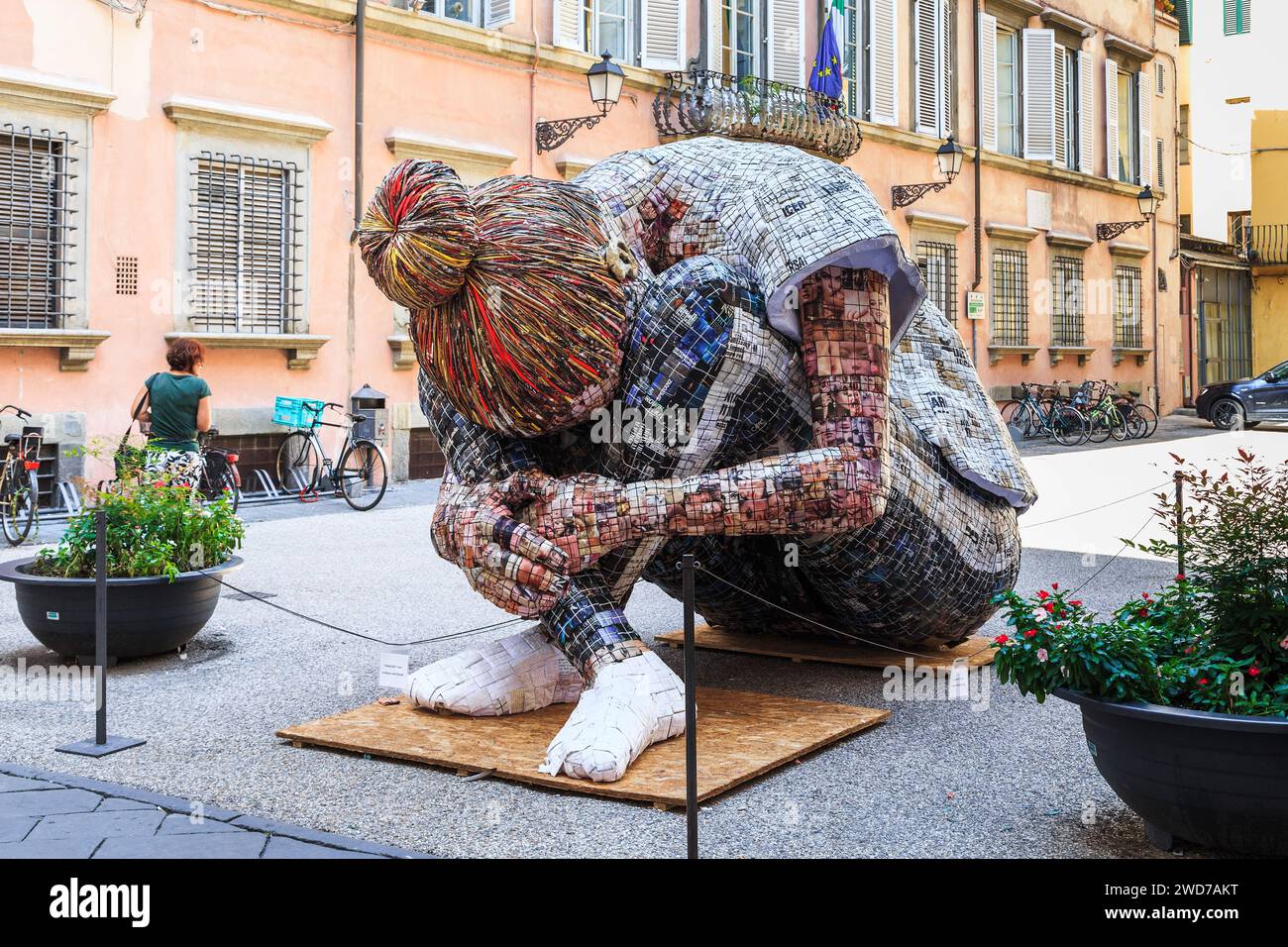 LUCCA, ITALIEN - 13. SEPTEMBER 2018: Dies ist eine zeitgenössische Skulptur von Limited Space (Manuela Granziol), die auf einem der Plätze während der BI ausgestellt wurde Stockfoto