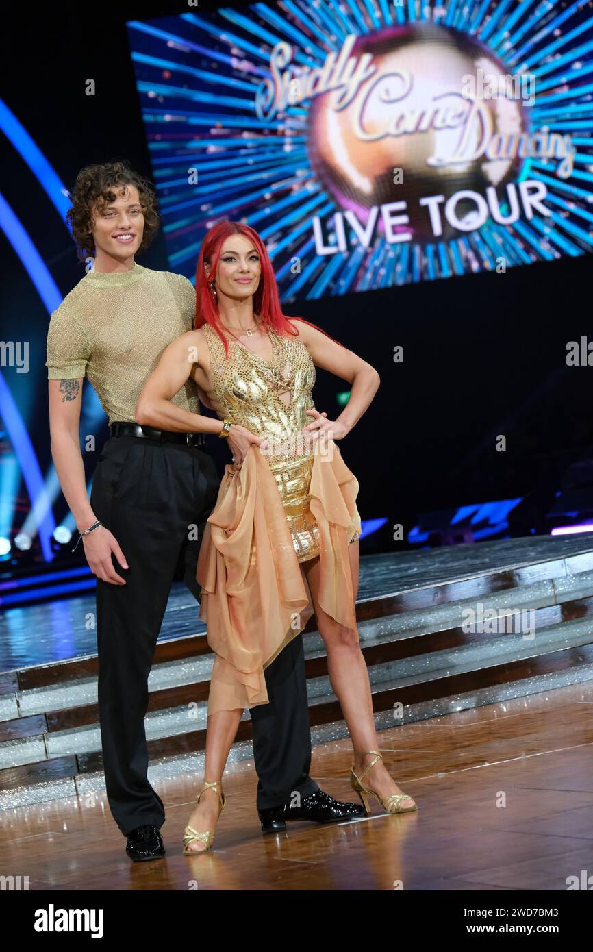 Utilita Arena, Birmingham, Großbritannien. Donnerstag, 18. Januar 2024. Schauspieler und Model Bobby Brazier tanzt mit Dianne Buswell beim Start der Strictly Come Dancing Live Tour 2024. Die Live Tour beginnt am Freitag, den 19. Januar in Birmingham für den ersten Abend von 30 Shows in ganz Großbritannien. 19.-21. Januar Birmingham Utilita Arena (Freitag 19 um 19:30 Uhr, Samstag 20 um 14:30 Uhr und 19:30 Uhr, Sonntag 21 um 13:30 Uhr & 18:30 Uhr) Gutschein: Ian Tennant /Alamy Live News. Stockfoto