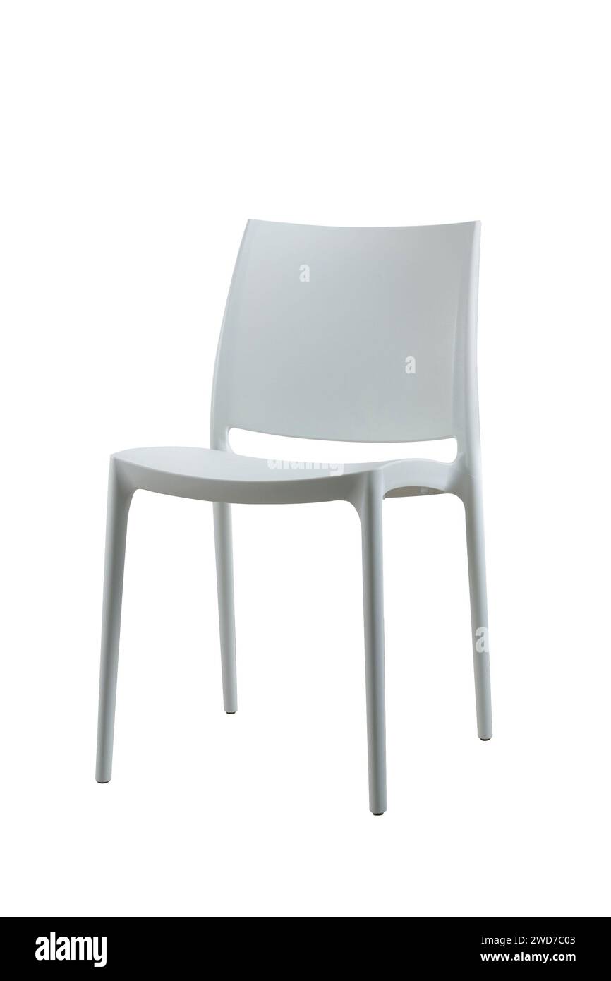 Weißer, grauer Plastikstuhl isoliert auf weißem Hintergrund. Einfacher, minimalistischer Stuhl. Stockfoto