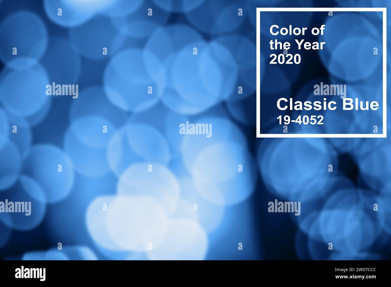 Hauptfarbe Trend 2020 Classic Blue pantone. Helles Bokeh für schönen unscharfen abstrakten Hintergrund mit Kopierraum Stockfoto