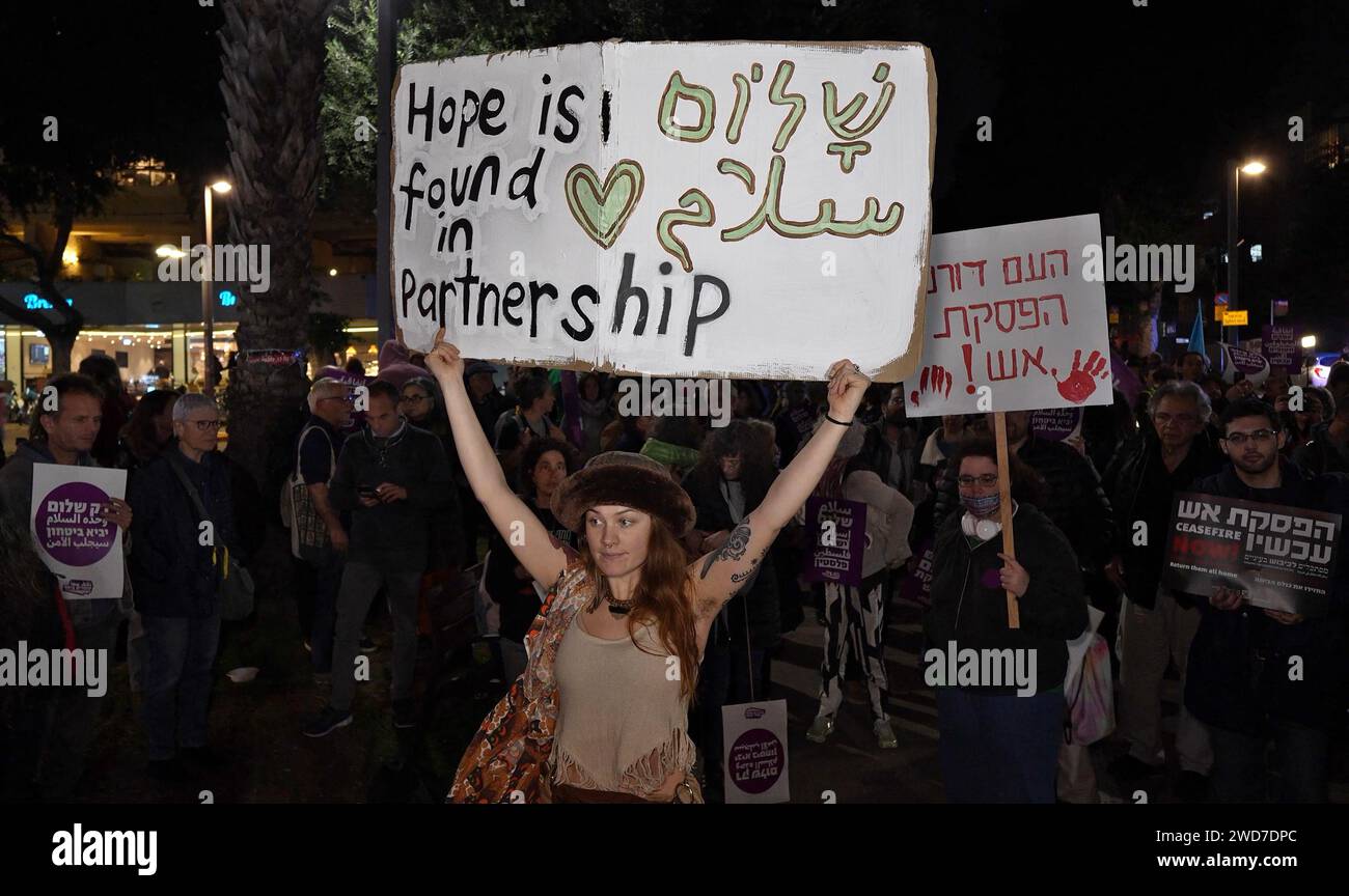 Eine Frau hält ein Schild mit der Aufschrift "Hoffnung wird in Partnerschaft gefunden", während israelische Friedensaktivisten am 18. Januar 2024 in Tel Aviv, Israel, an einem Antikriegsprotest teilnehmen, der zu einem Waffenstillstand und einer diplomatischen Lösung für den andauernden Israel-Hamas-Krieg aufruft. Israel verstärkte Luftangriffe im Süden des Gazastreifens, wo Medikamente für Geiseln der Hamas und humanitäre Hilfe für die palästinensische Bevölkerung erwartet werden. Trotz des jüngsten Truppenabbaus Israels in Gaza und der Diskussion über Nachkriegspläne durch einen israelischen Kabinettsminister hat das Land seine intensive Bombardierung des Gazastreifens fortgesetzt, PA Stockfoto