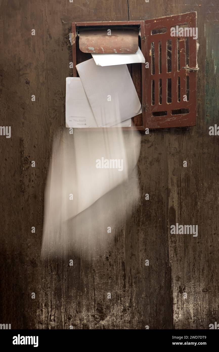 Briefe, die in der Mailbox an der Tür eingelegt werden, fallen heraus Stockfoto