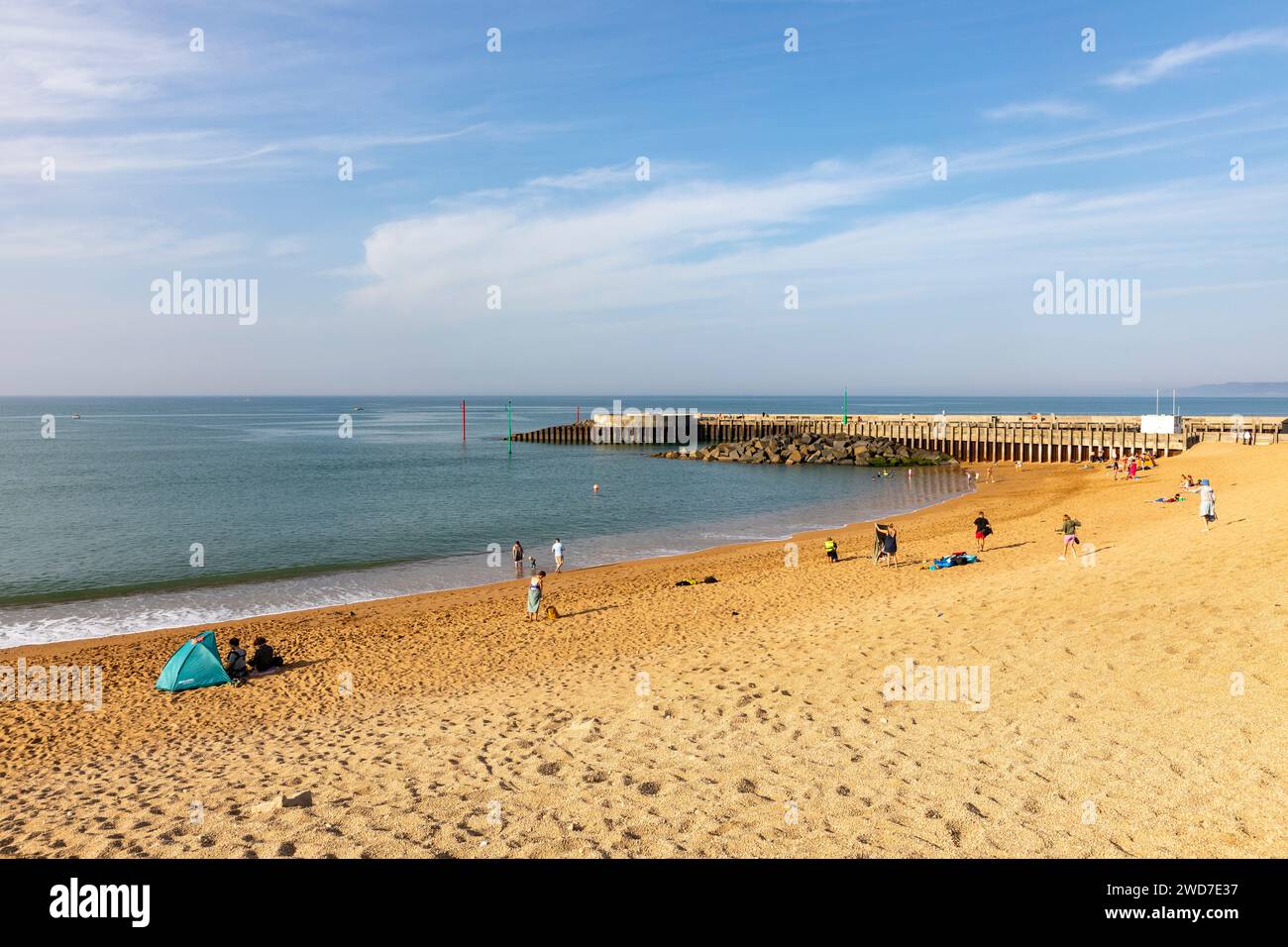 West Bay Beach Bridport an der juraküste in Dorset, England, Großbritannien, september 2023 an einem sehr heißen Herbsttag mit Sonnenbaden Stockfoto