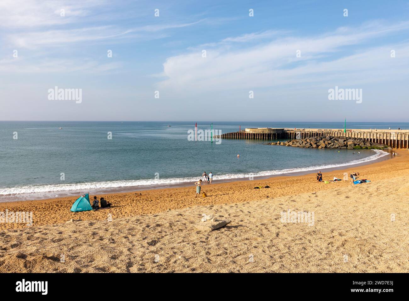 West Bay Beach Bridport an der juraküste in Dorset, England, Großbritannien, september 2023 an einem sehr heißen Herbsttag mit Sonnenbaden Stockfoto