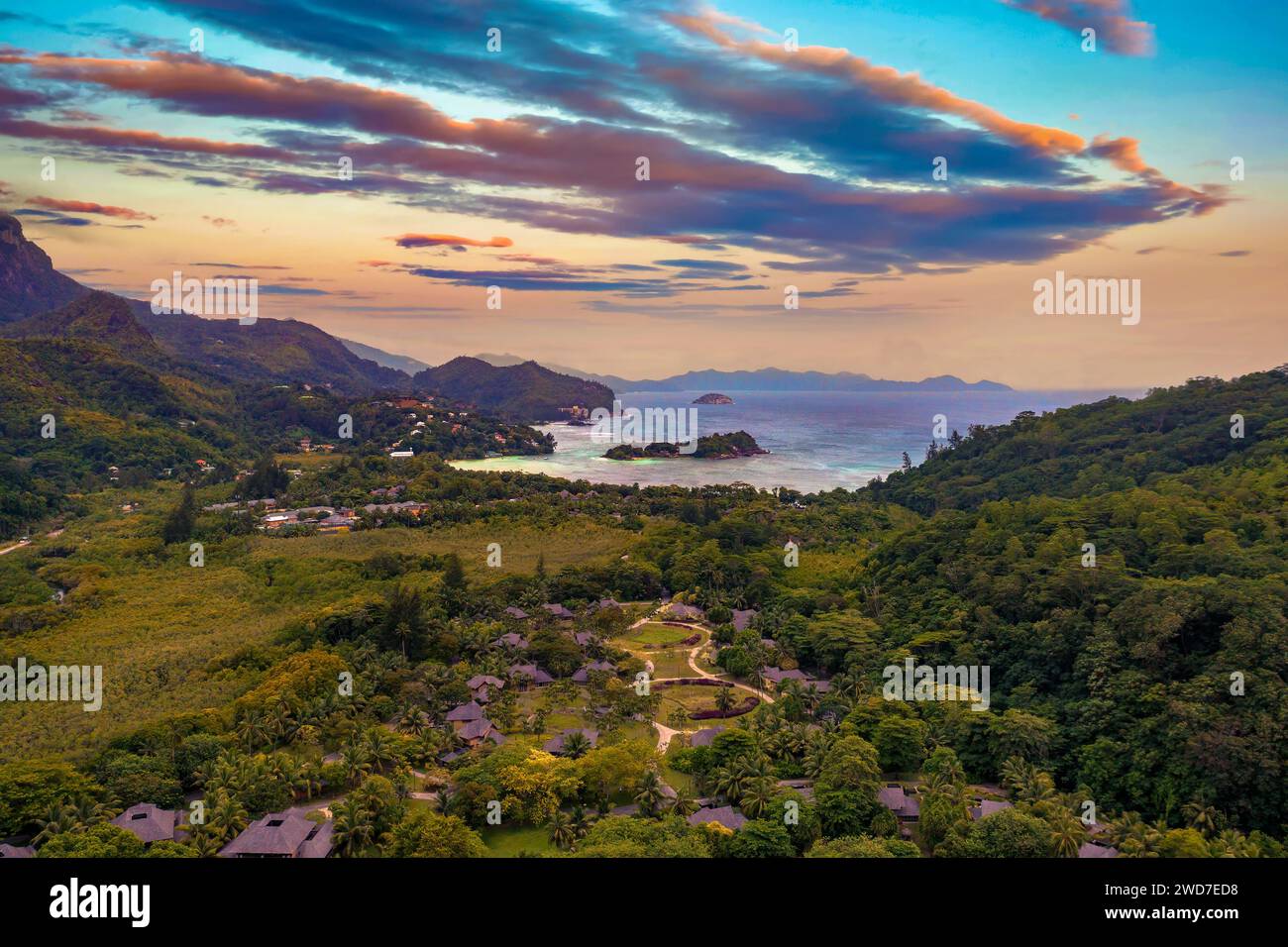 Blick aus der Vogelperspektive auf Luxusvillen auf Mahe Island, Seychellen bei Sonnenuntergang Stockfoto