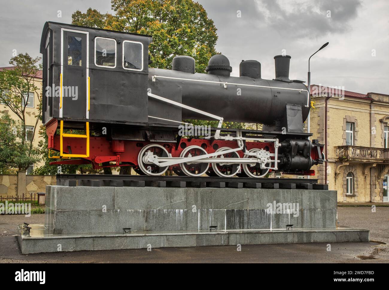 Alte Dampflokomotive am Bahnplatz in Poti. Georgien Stockfoto