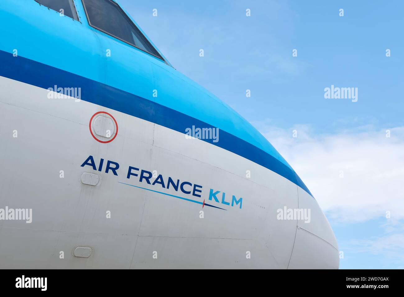 Air France-KLM-Logo auf der Nase eines Flugzeugs. Air France-KLM ist ein französisch-niederländisches multinationales Unternehmen mit Hauptsitz am Flughafen Charles de Gaulle. Stockfoto