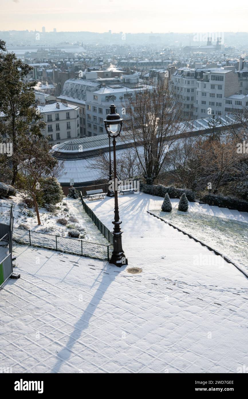 Paris, Frankreich, Luftaufnahme des Platzes Louise Michel in Montmartre unter Schnee, nur Editorial. Stockfoto