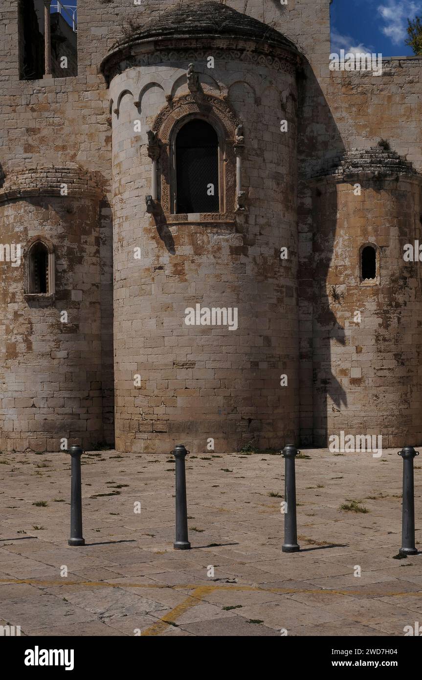 Drei Apsiden am östlichen Ende der Kirche der Templer oder Allerheiligen (Chiesa di Ognissanti già dei Templari) in Trani, Apulien (Apulien), Italien. Die Kirche wurde in den 1100er Jahren erbaut und die Apsiden und die skulpturale Dekoration wurden in den 1200er Jahren hinzugefügt Stockfoto