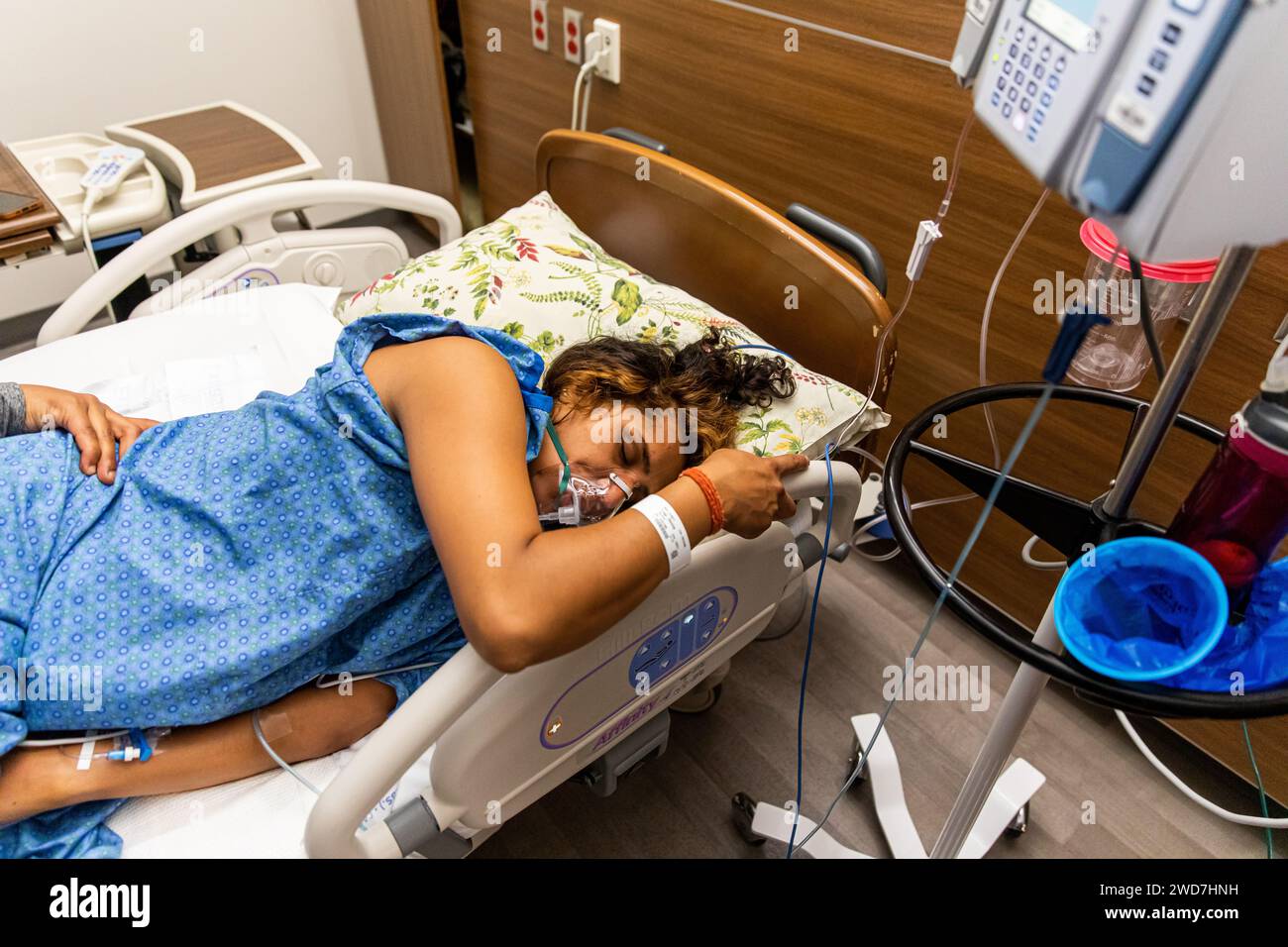 Indische Mutter atmet während der Kontraktion im Krankenhaus Sauerstoff ein Stockfoto