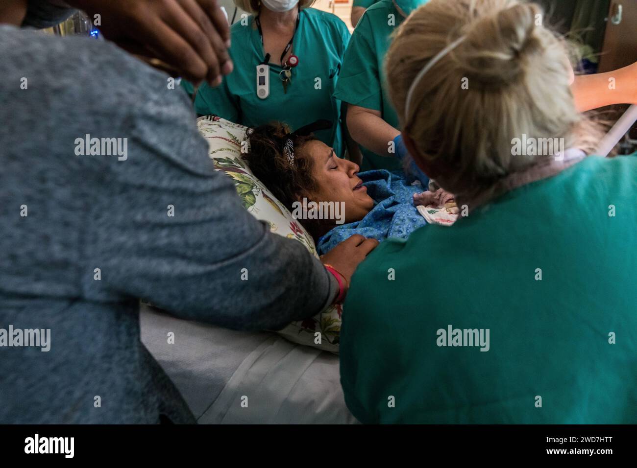 Indische Mutter weint, als sie das Baby nach der Geburt sieht Stockfoto