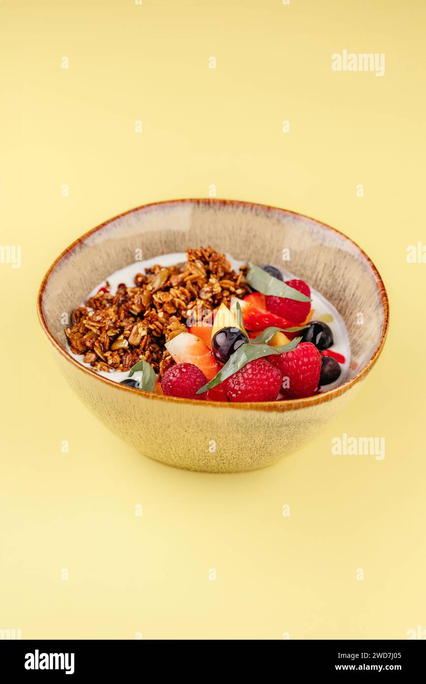 Müsli mit Joghurt und Beeren in einer Schüssel. Frühstück Stockfoto