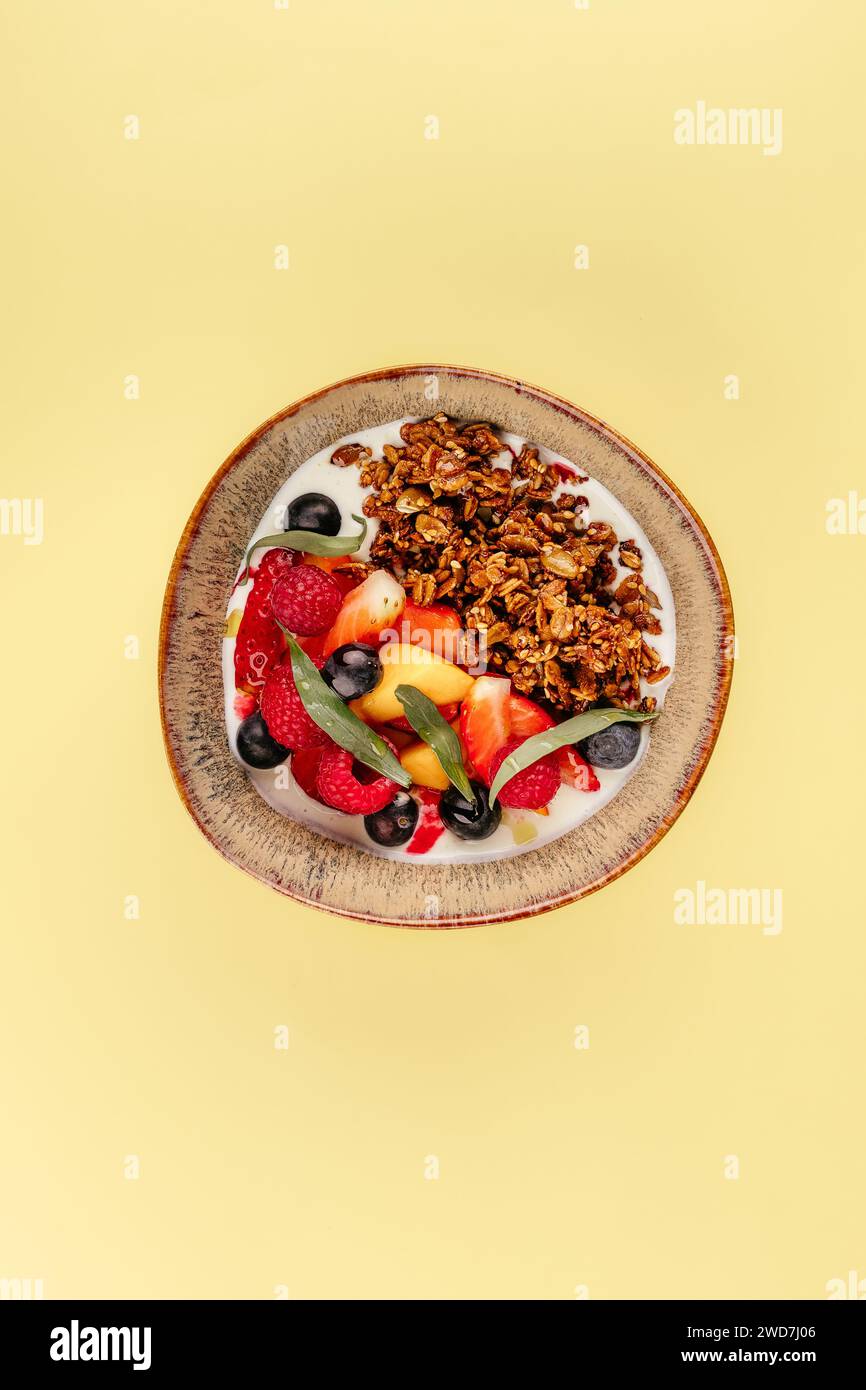 Müsli mit Joghurt und Beeren in einer Schüssel. Frühstück Stockfoto