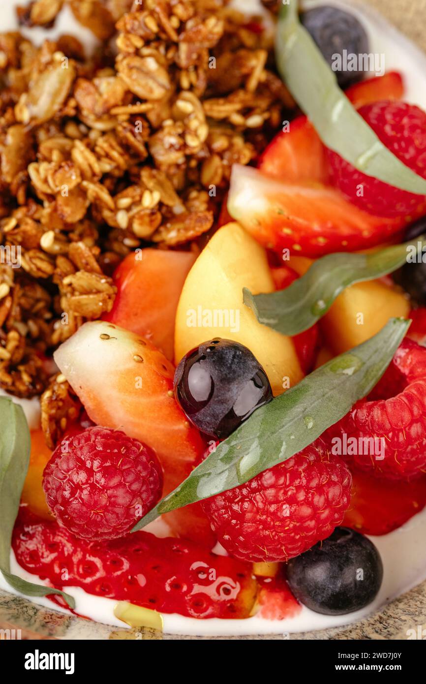 Müsli mit Joghurt und Beeren in einer Schüssel. Frühstück Stockfoto