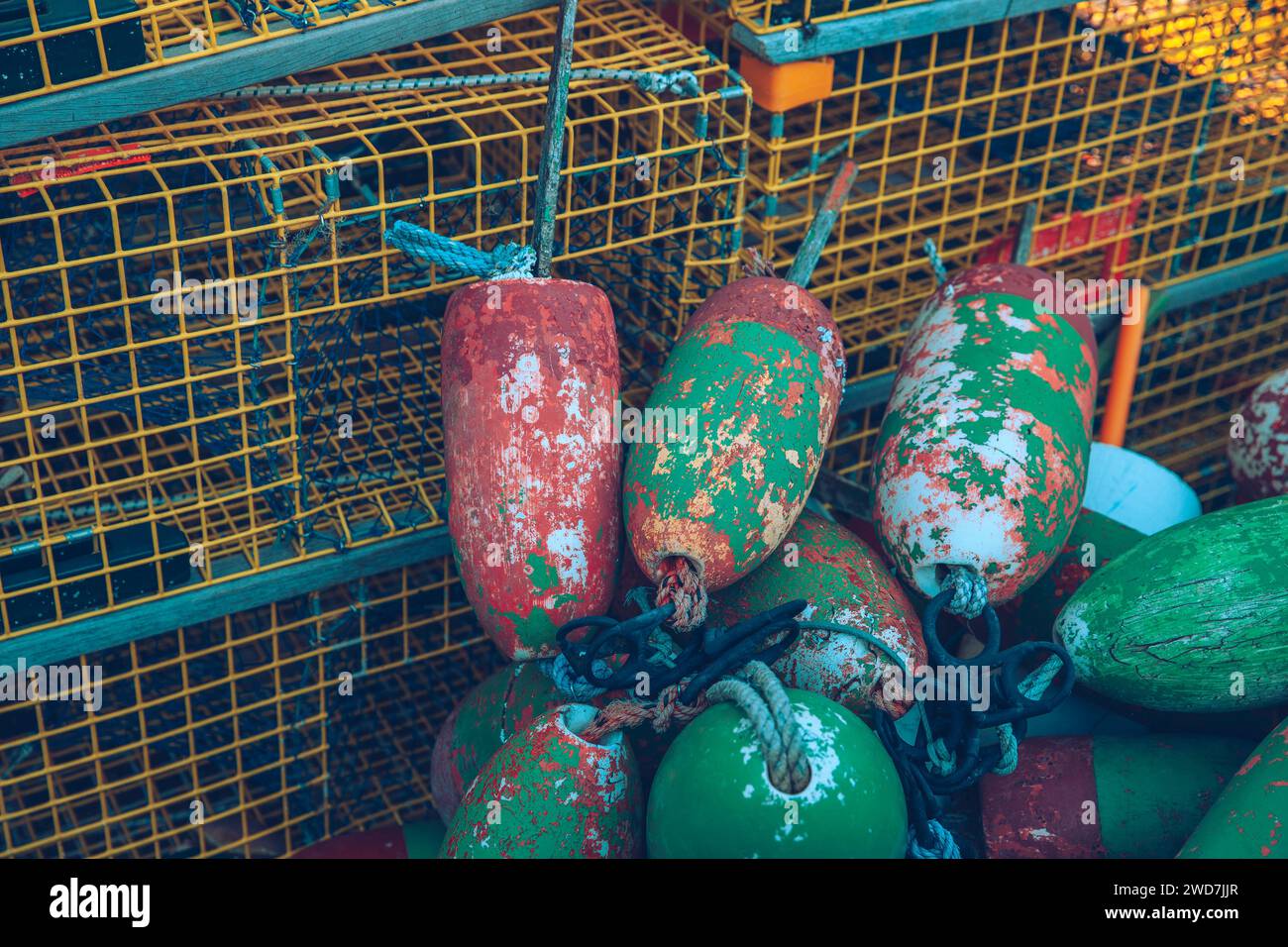 An einem späten Nachmittag hängen bunte Bojen an Krabbenkäfigen. Stockfoto