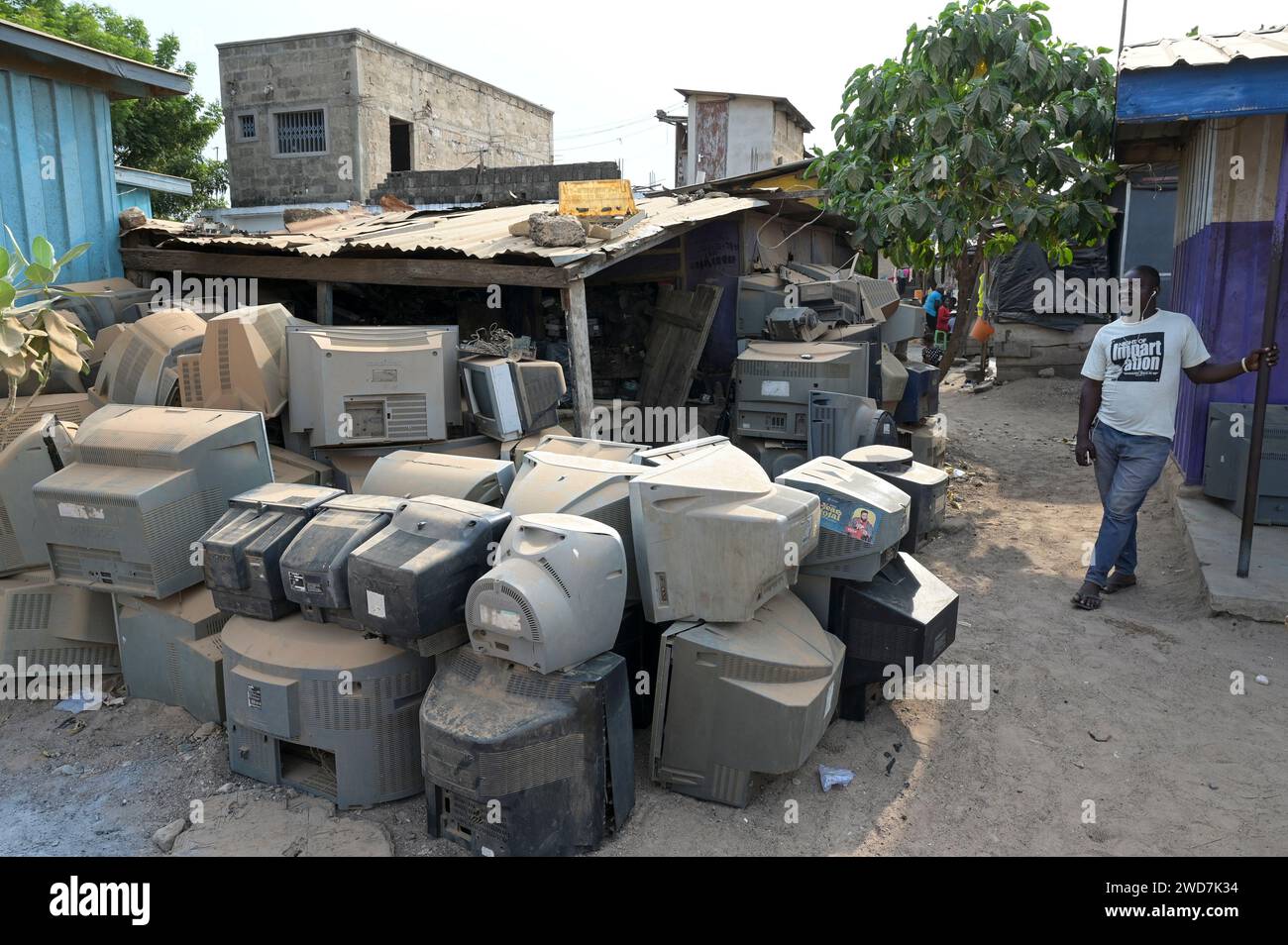 GHANA, GHANA, Accra Tema, Ashaiman, Müllsammler und Recycling, da die Agbogbloshie e-Mülldeponie 2022 von der Regierung geschlossen wurde, wird das illegale Elektroschrottgeschäft auf andere vorburbaner in Accra/GHANA, Müllsammler und Recycling, da die berüchtigte Agbogbloshie Elektroschrotthalde 2022 von der Regierung geschlossen wurde, verlagert sich das Geschäft mit dem illegalen Elektromüll in anderen Stadtteilen von Accra Stockfoto