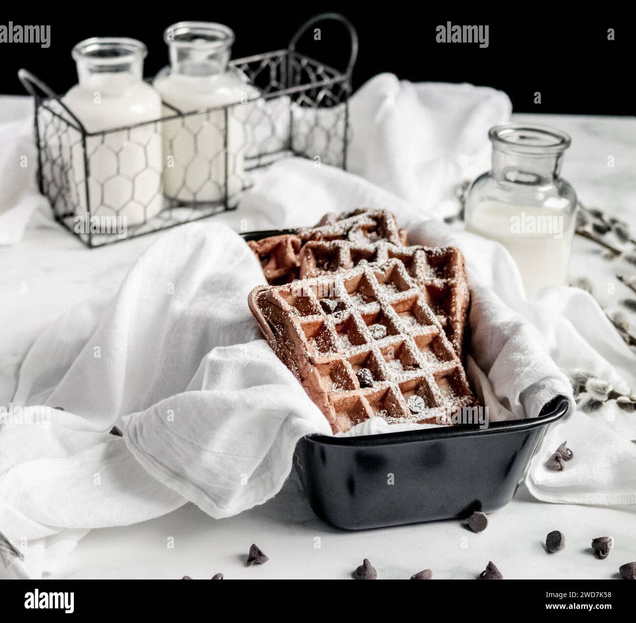 Nahaufnahme der Zuckerpulver-Schokoladenwaffel mit Milch auf dem Hintergrund Stockfoto