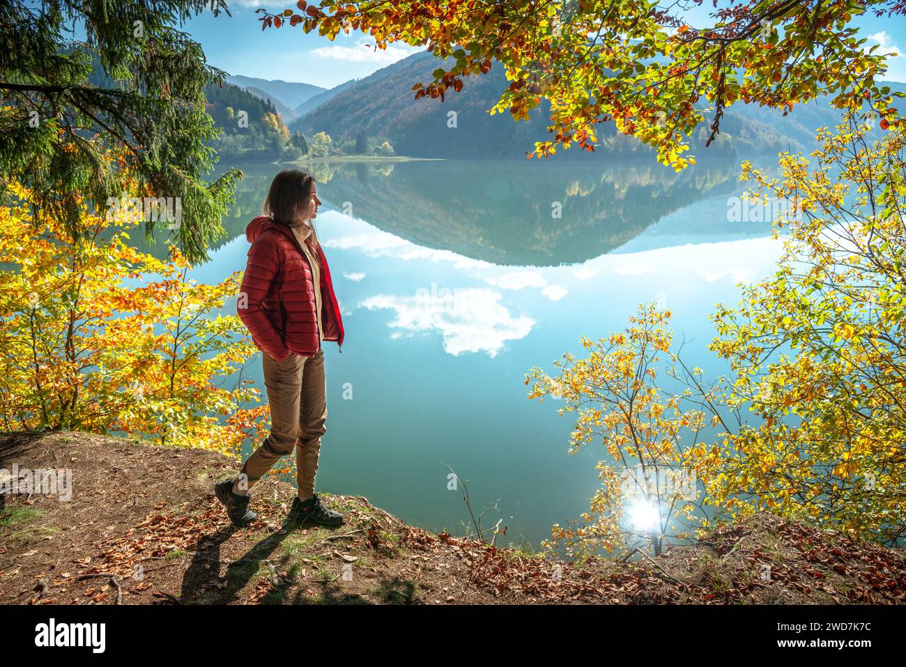 Eine Junge Frau, Die In Der Nähe Des Turquoise Lake In Den Bergen Läuft Stockfoto