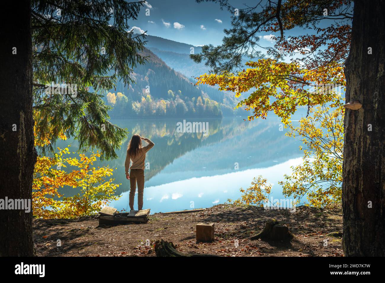Unerkennbare Frau Mit Blick Auf Den Turquoise Lake Stockfoto