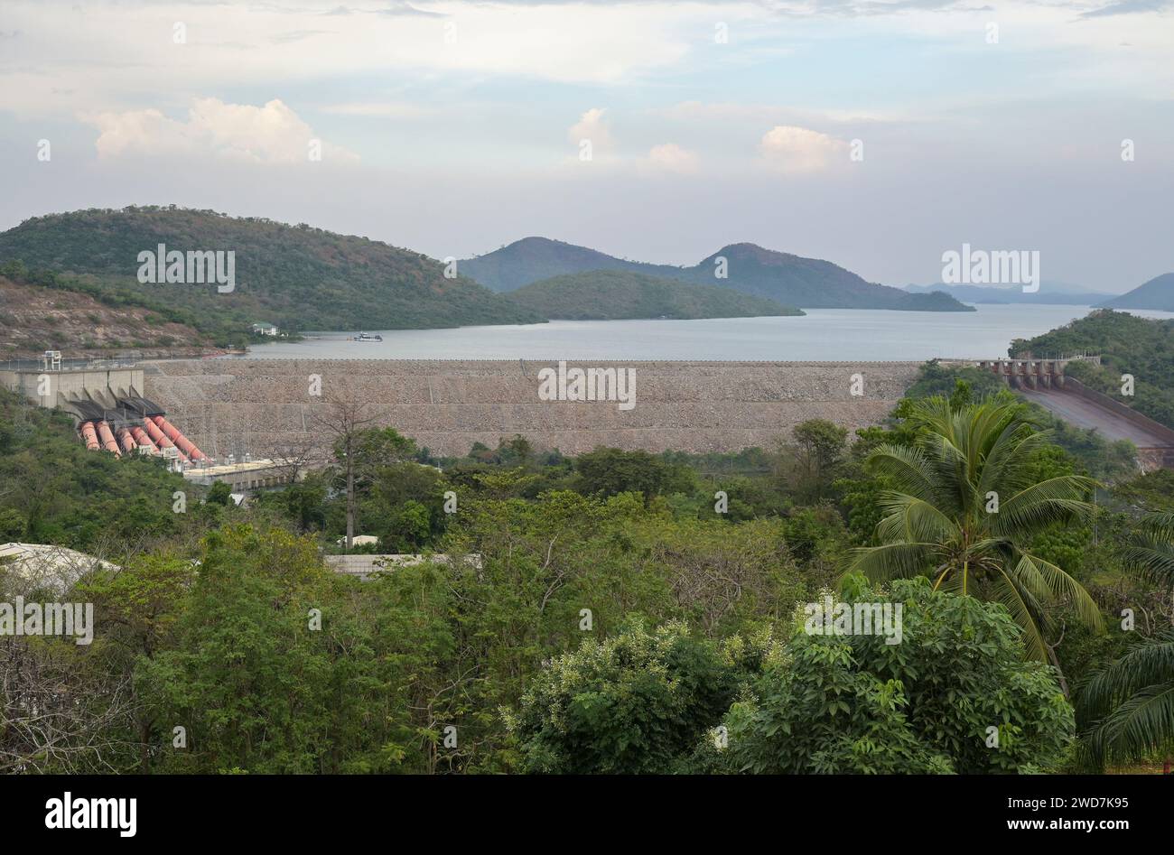 GHANA, Akosombo, Volta River Authority, großer Staudamm und Stausee am Volta River, gebaut 1961-66, Stromerzeugung 912 MW / GHANA, Akosombo, großer Volta Staudamm am Volta Fluß, Leistung 912 MW, Stausee 8502 Quadratkilometer groß Stockfoto