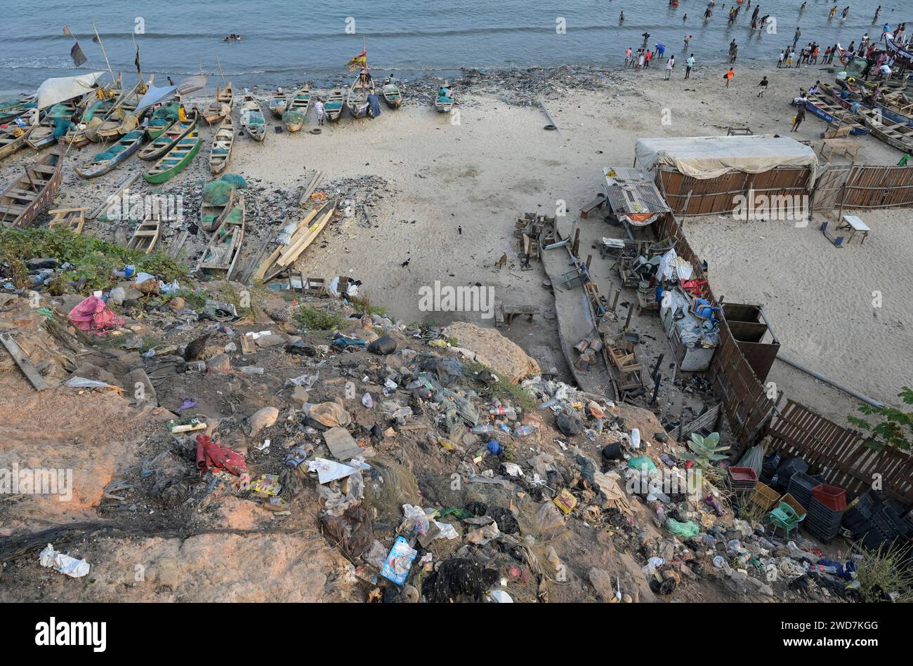 GHANA, Accra, Jamestown, Fischerhafen am atlantik, Plastikmüll / GHANA, Accra, Jamestown Fischereihafen am Atlantik, Plastik Abfall Stockfoto