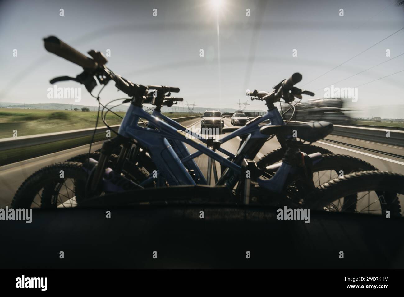 Elektrisches Fahrrad auf Fahrradträger während der Fahrt auf der Autobahn Stockfoto