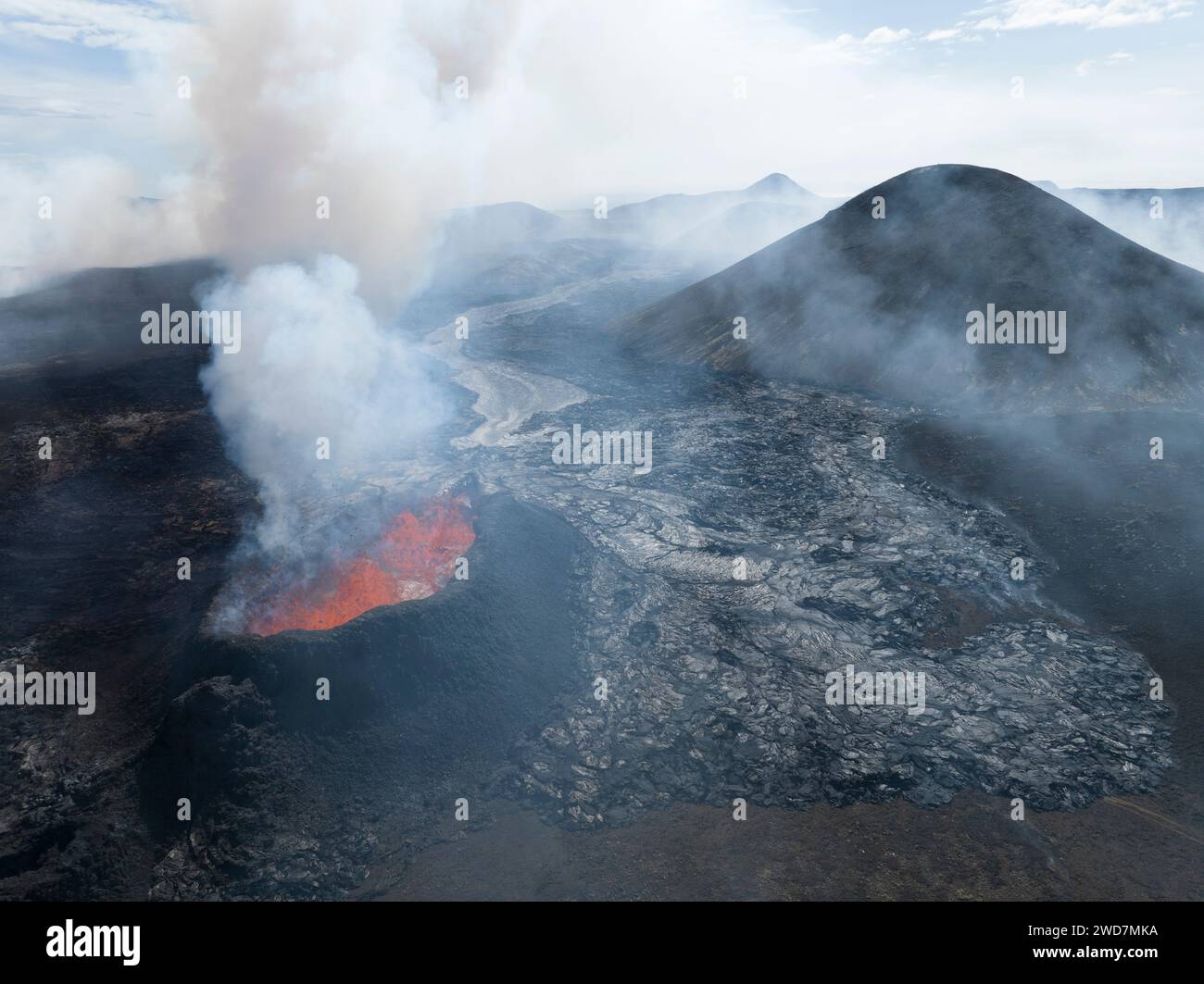 Der Vulkan spuckt Lava an seinem ersten Tag des Ausbruchs Stockfoto