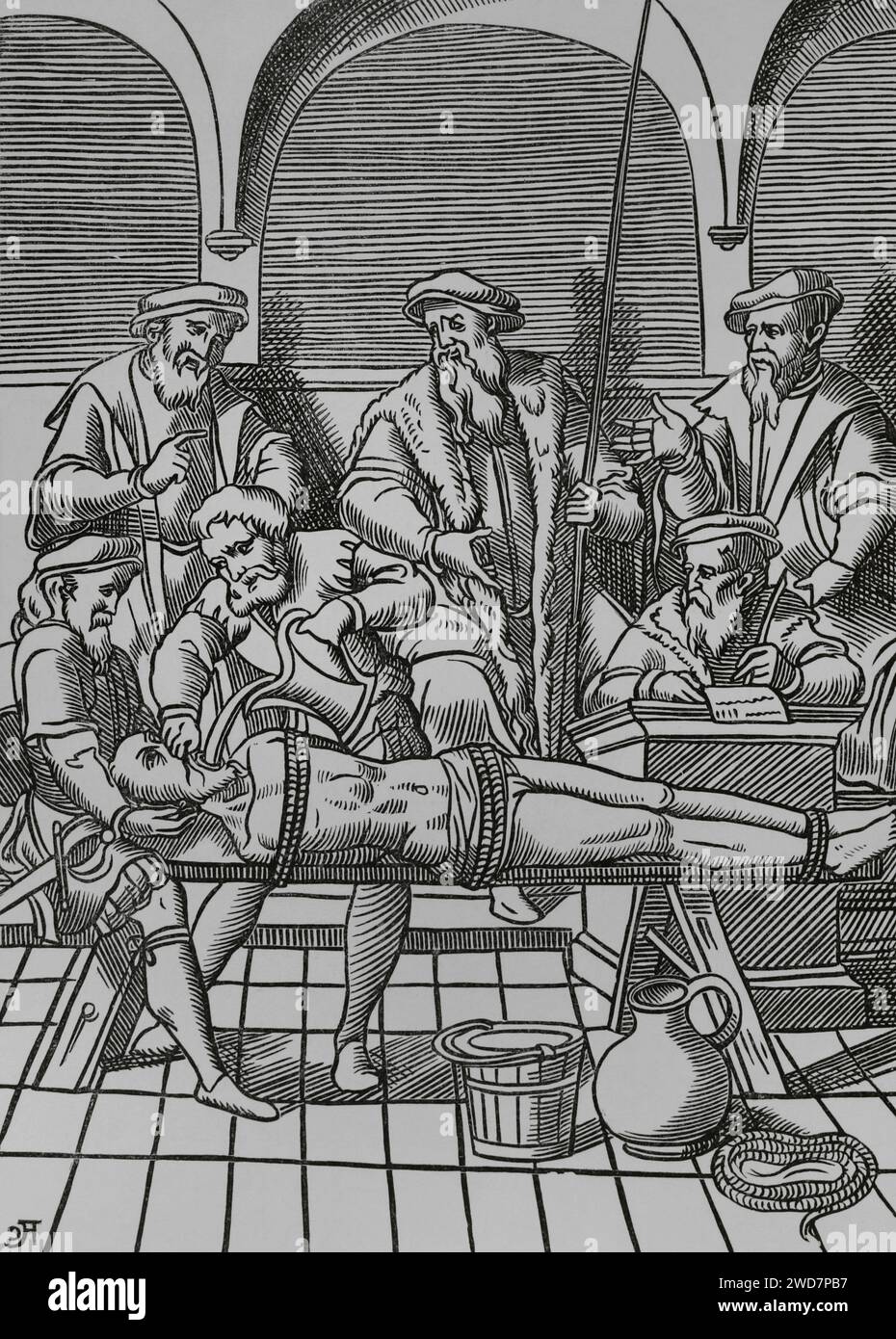 Die Wasserfolter. Der Gefangene wurde mit Seilen an eine schräge Leiter oder Oberfläche gebunden, so dass sein Kopf niedriger war als seine Füße. In dieser Position wurde ihm ein Tuch in den Mund gedrückt, und Wasser wurde ihm langsam mit einem Krug in den Hals gegossen, sodass er es schluckte, bis es platzte. Faksimile eines Stiches aus Praxis Rerum Criminalium von J. Damhouder. Antwerpen, 1556. "Moeurs, usages et Kostüumes au moyen-âge et à l'époque de la Renaissance" von Paul Lacroix. Paris, 1878. Stockfoto Die Wasserfolter. Der Gefangene wurde mit Seilen an eine schräge Leiter oder Oberfläche gebunden, so dass sein Kopf niedriger war als seine Füße. In dieser Position wurde ihm ein Tuch in den Mund gedrückt, und Wasser wurde ihm langsam mit einem Krug in den Hals gegossen, sodass er es schluckte, bis es platzte. Faksimile eines Stiches aus Praxis Rerum Criminalium von J. Damhouder. Antwerpen, 1556. "Moeurs, usages et Kostüumes au moyen-âge et à l'époque de la Renaissance" von Paul Lacroix. Paris, 1878. Stockfoto