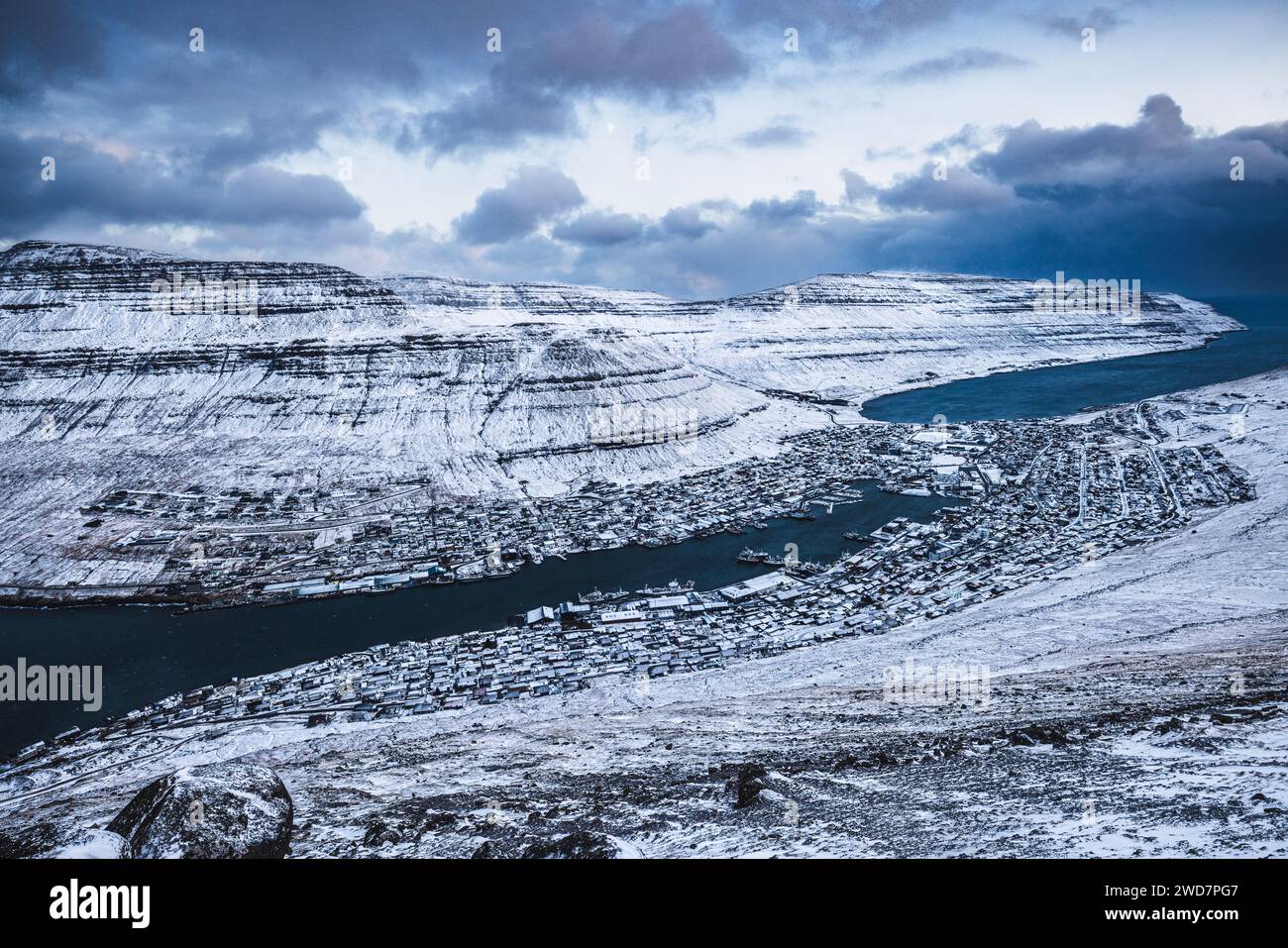 Aus der Vogelperspektive schneebedecktes Klaksvik, Färöer Inseln und Hafen von oben Stockfoto