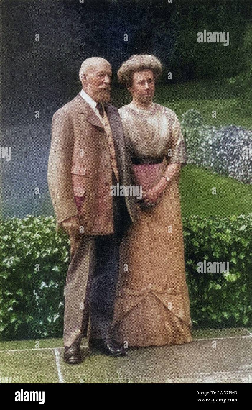 George Cadbury (1839–1922) mit seiner Frau Elizabeth im Jahr 1913 anlässlich Ihrer Silberhochzeit, englischer Quäker, industrieller und Sozialreformer, der 1861 zusammen mit seinem Bruder Richard das Schokoladengeschäft seines Vaters übernommen. 1866 waren sie die ersten in Großbritannien, die Kakao als Getränk verkauften. 1879 zog die Firma nach Bournville, Birmingham, um, aus dem Leben von George Cadbury von AG Gardiner (London, 1923), Historisch, digital restaurierte Reproduktion von einer Vorlage aus dem 19. Jahrhundert, Datum nicht angegeben Stockfoto